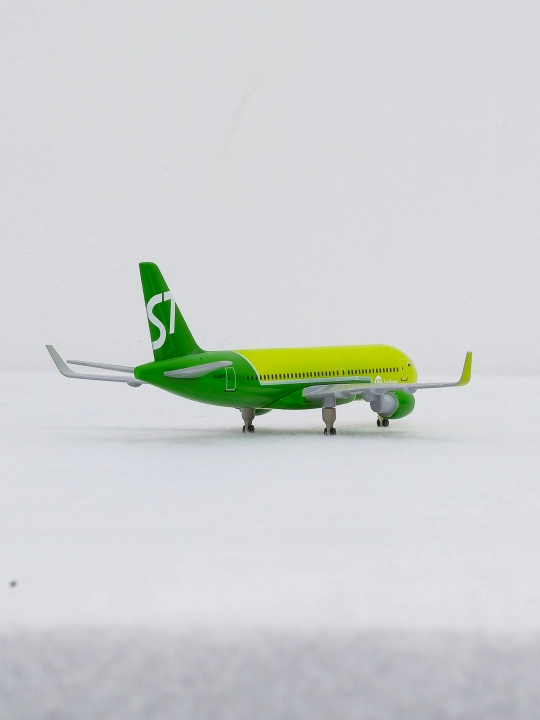 Модель самолёта Airbus A320, S7 Airlines, 20 см, шасси, металл + пластик