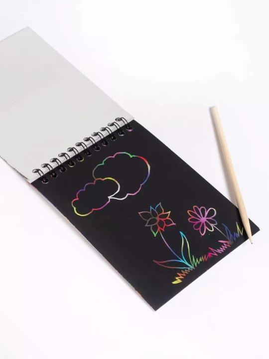 Qora sketchbuk, oq va tilla ruchkasi bilan birga, sketchbuk - 