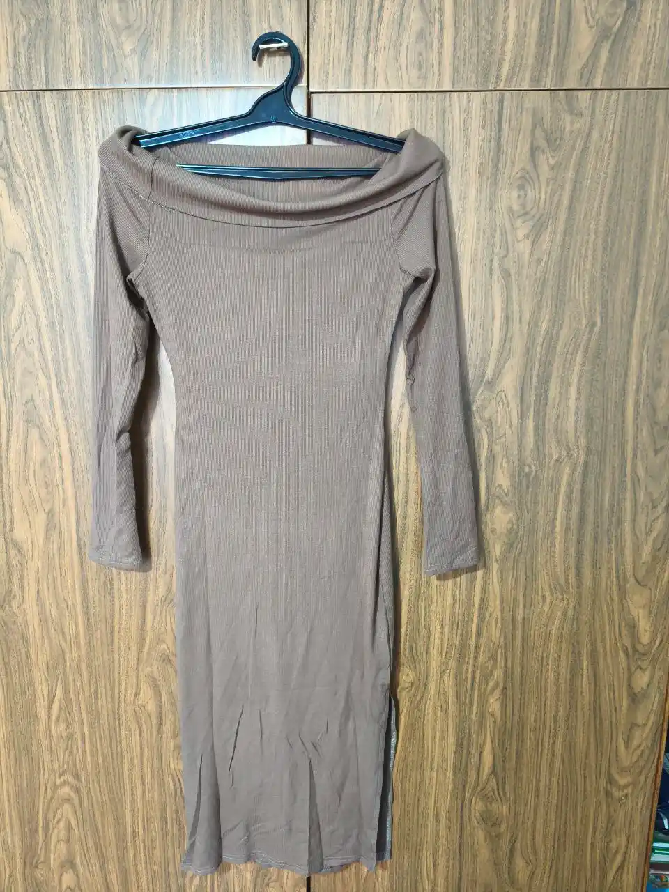 Платье женское, с открытыми плечами, миди - EllyFashion