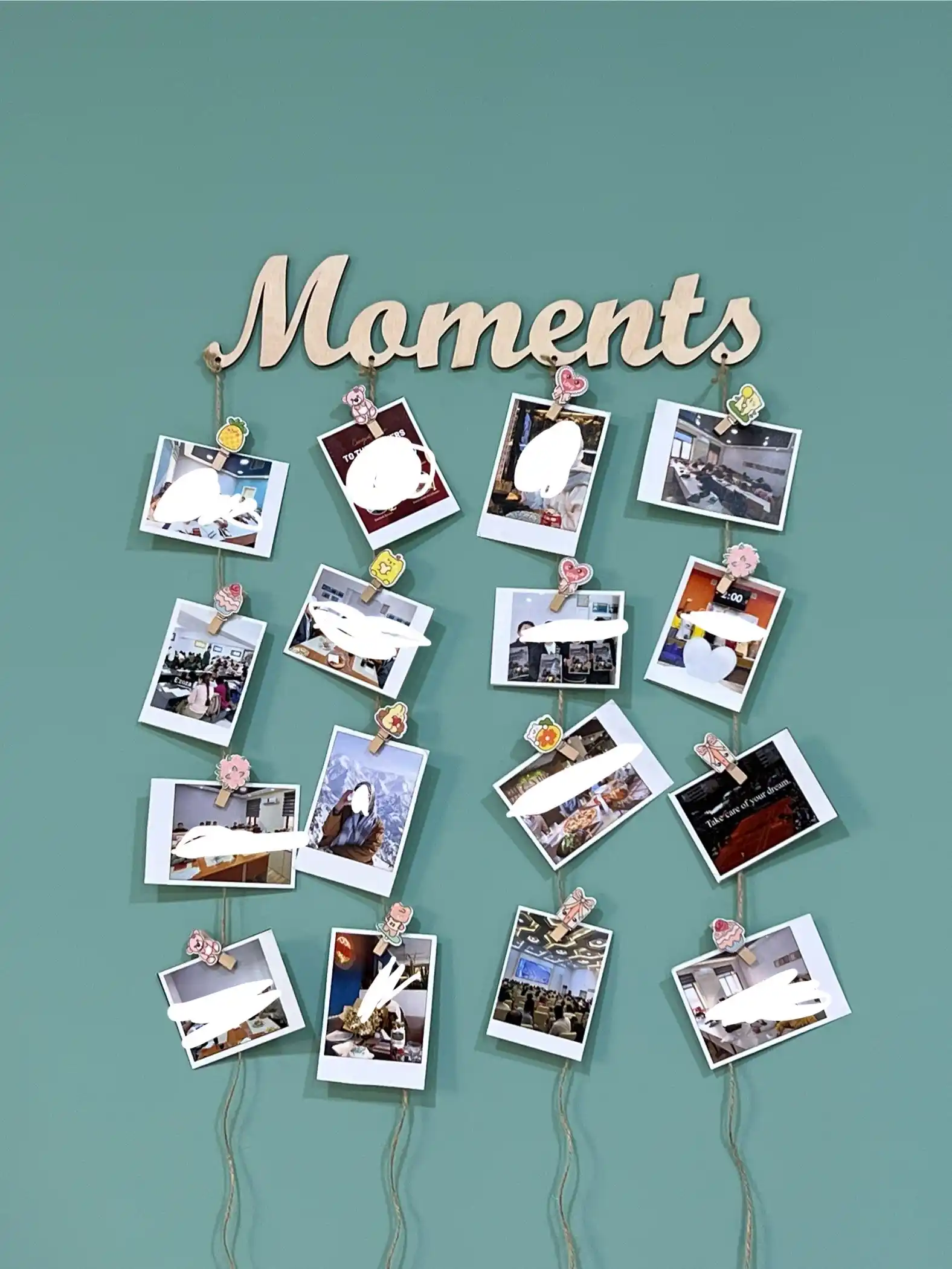 Moodboard LED chiroq bilan, foto panel qisqichli, yog‘och surat ushlagich yoritgich bilan