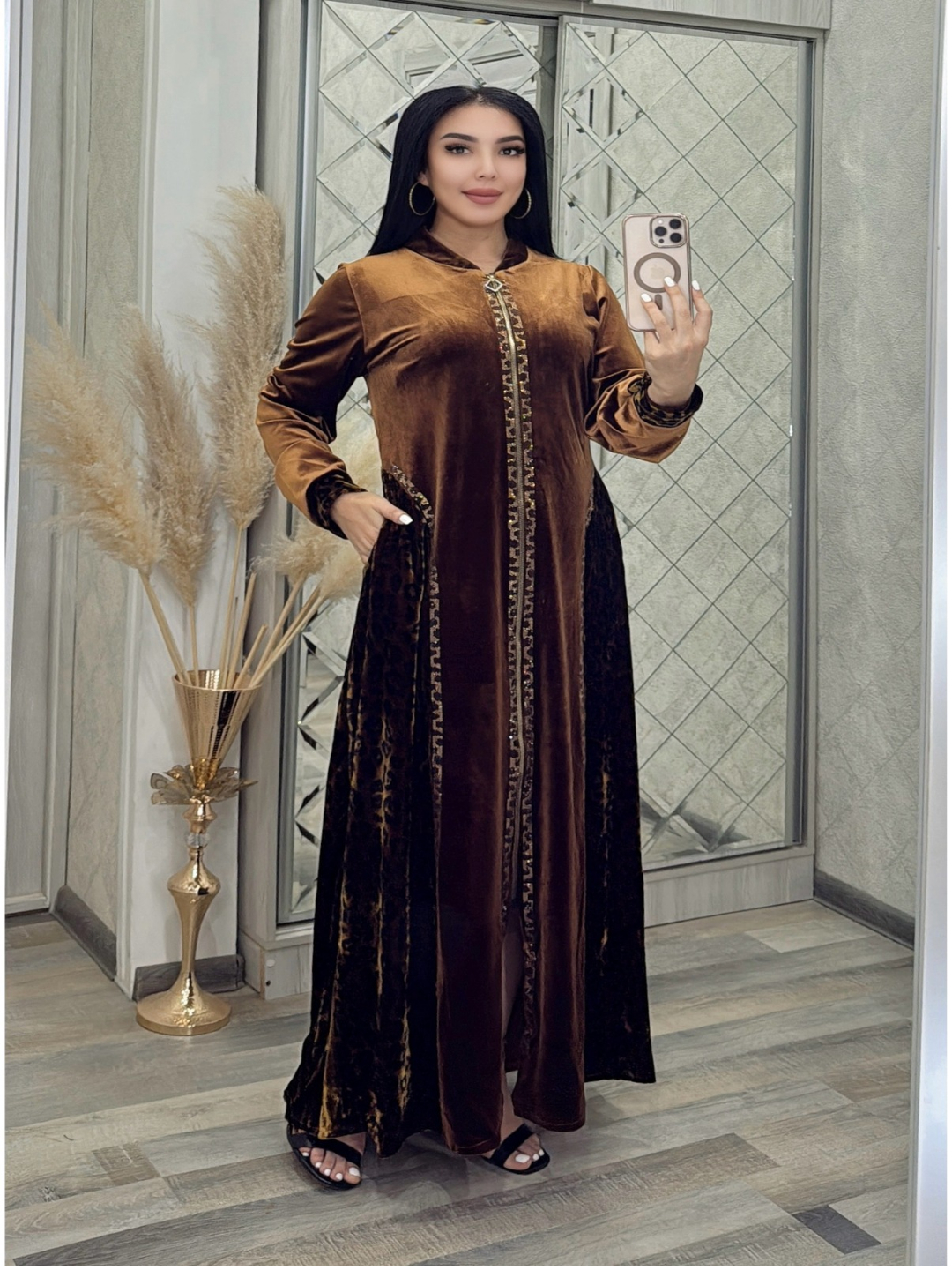 Mushukda juda katta sik Uy qurgan videoda qiz sikildi.