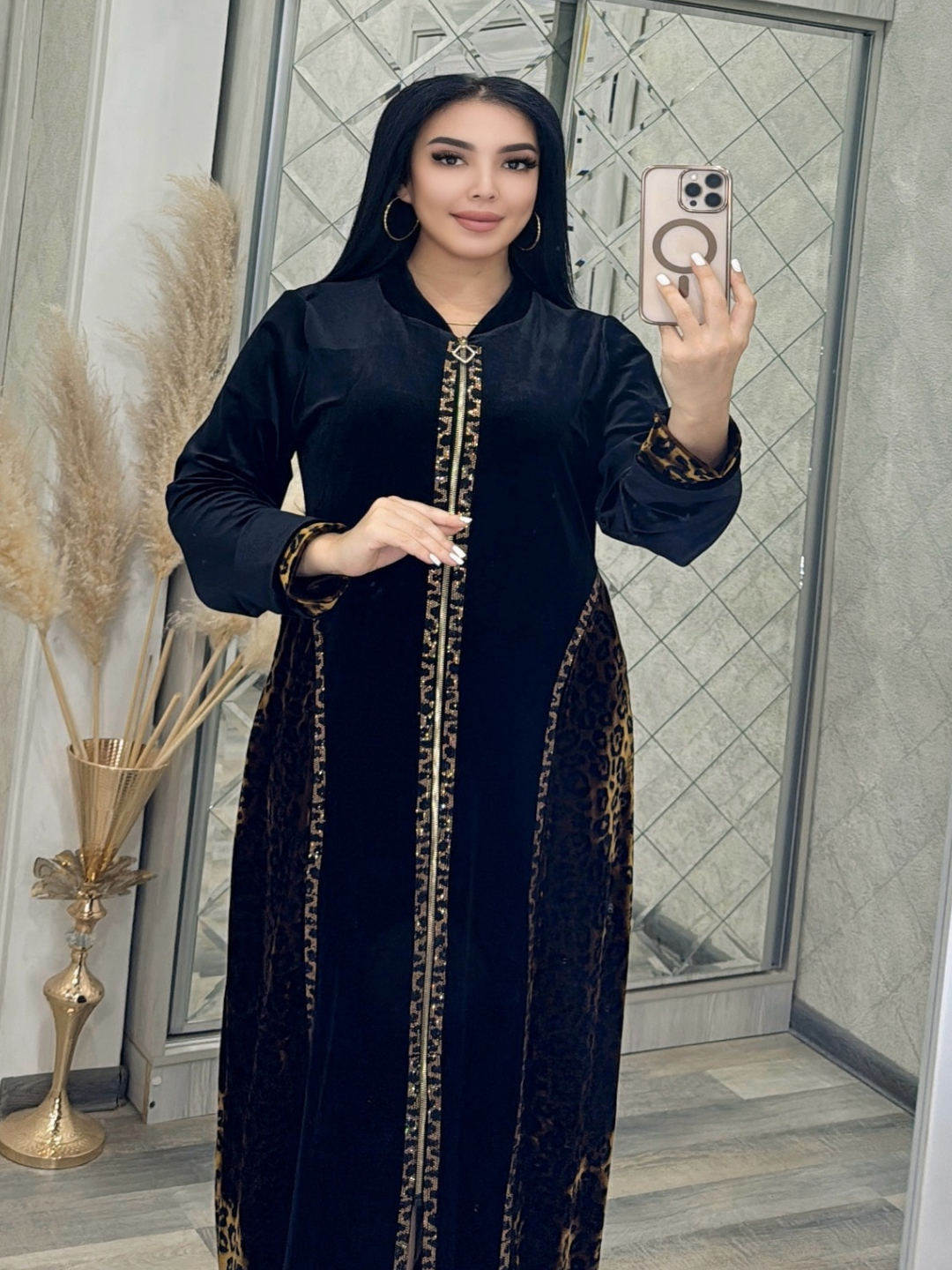 Egri figurali yalangoch milflar paypoq va baland poshnali tuflilardagi porno