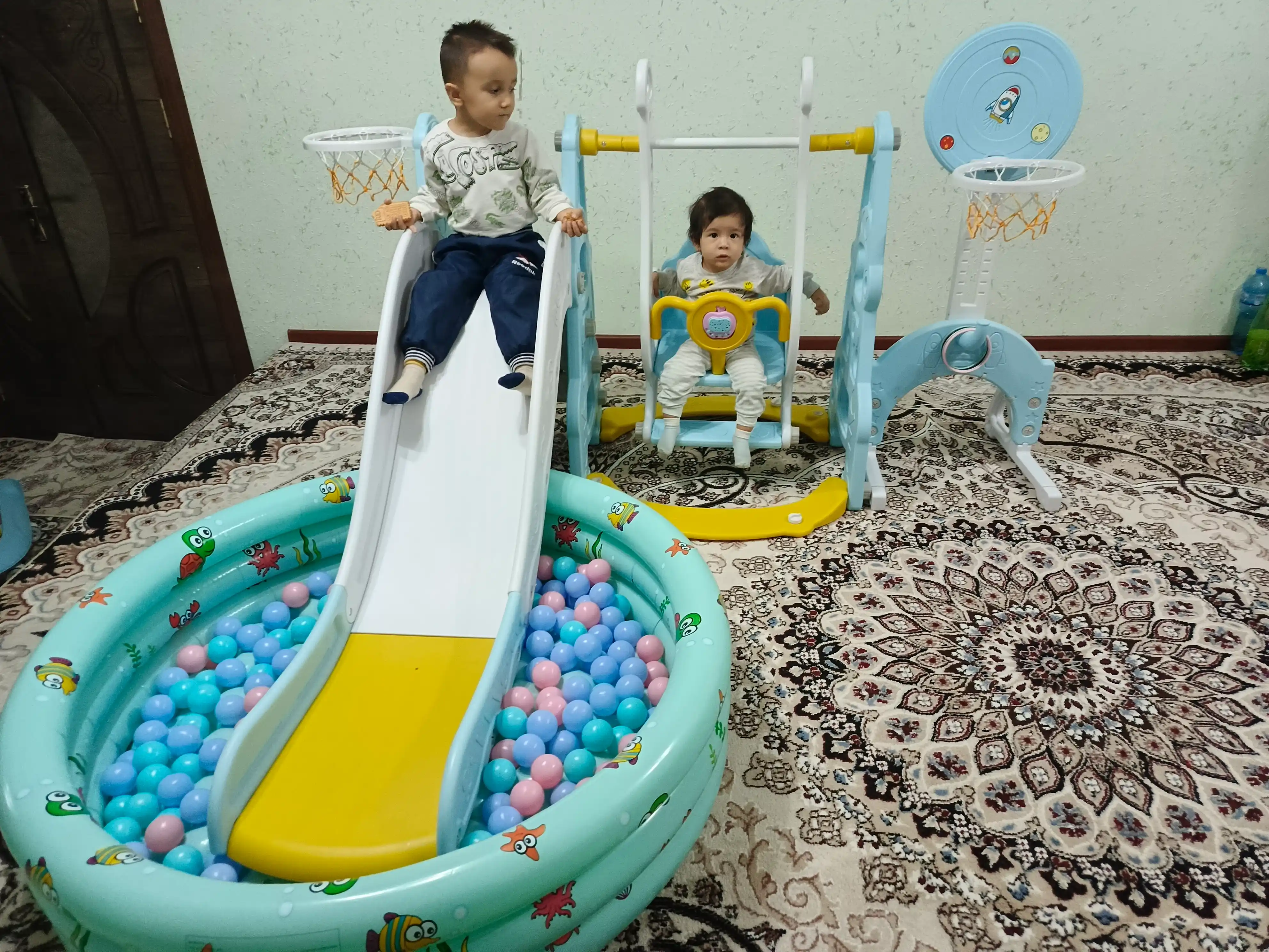 Игровой комплекс, горка, качели,баскетбольное кольцо, бассейн с шариками, детская площадка