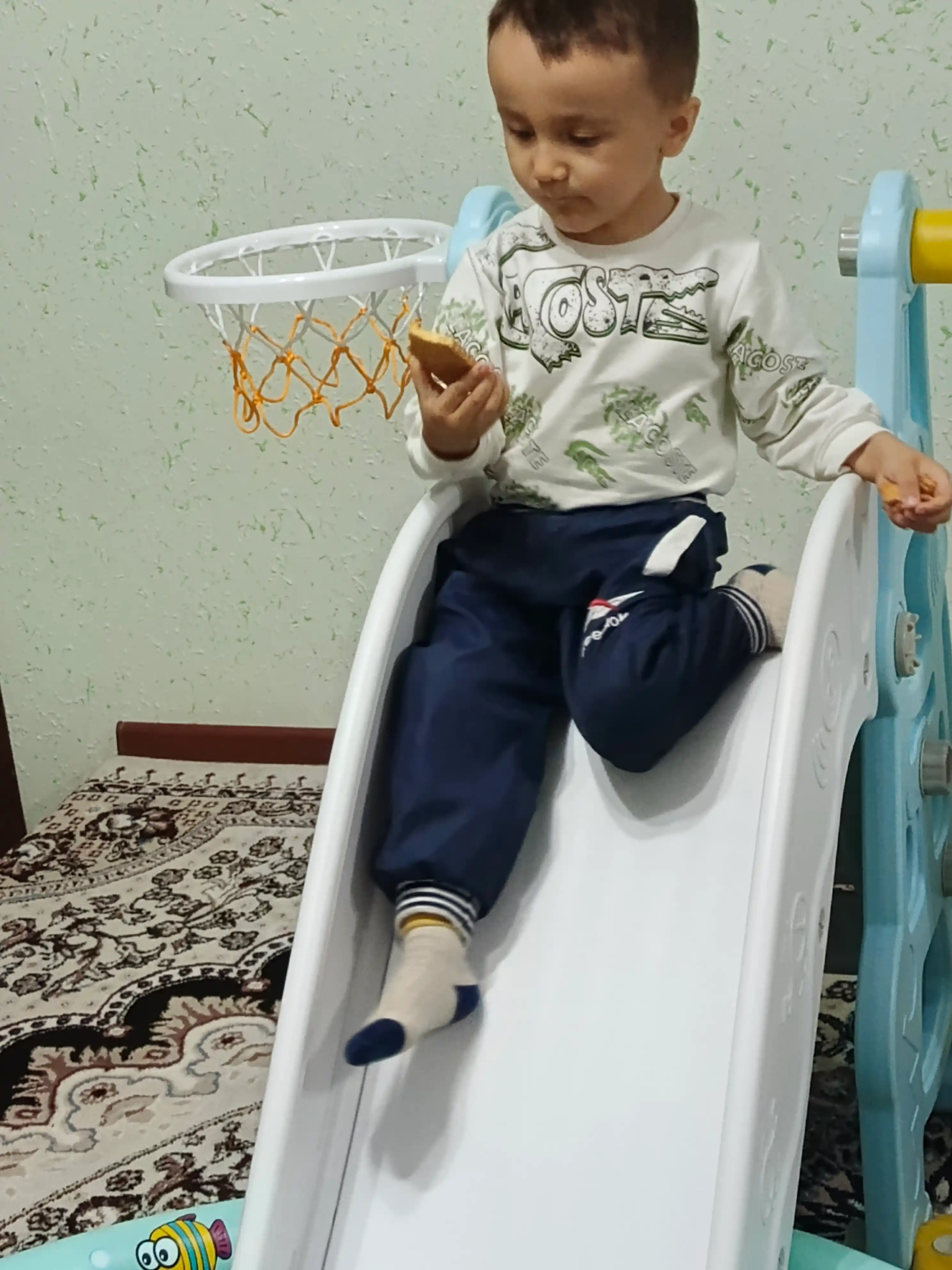 Игровой комплекс, горка, качели,баскетбольное кольцо, бассейн с шариками, детская площадка