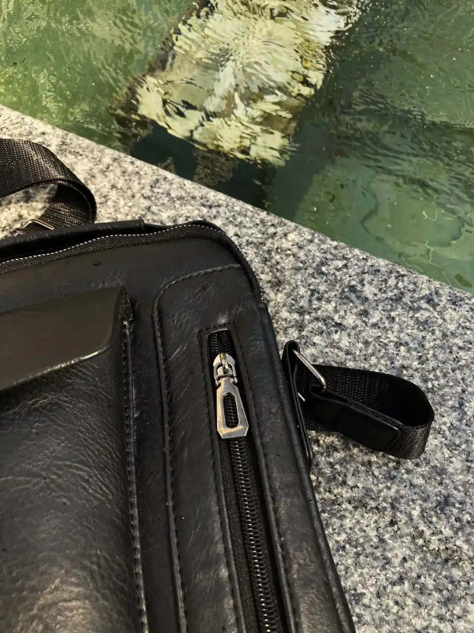 Erkaklar sumkasi keng va qulay cho‘ntaklari bilan, yelkama-yelka tutqichli
