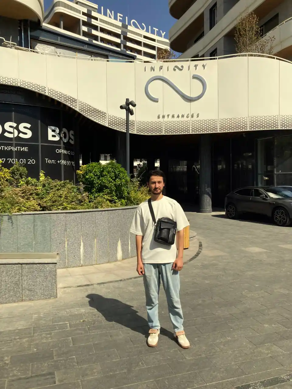 Erkaklar sumkasi keng va qulay cho‘ntaklari bilan, yelkama-yelka tutqichli