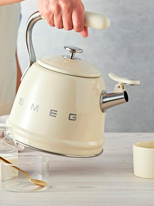 SMEG Retro Stovetop hushtak choynak – 2.4 L
