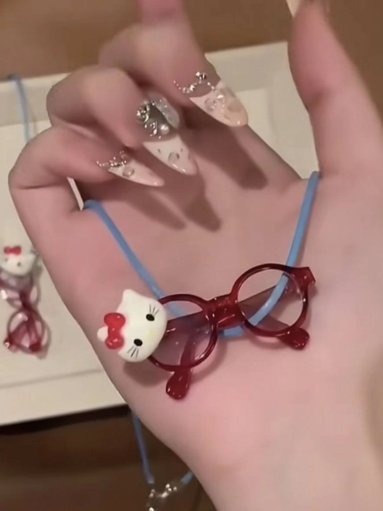 Ayollar zanjiri, marjon, "Hello Kitty ko‘zoynak" y2k, dofamin uslubi