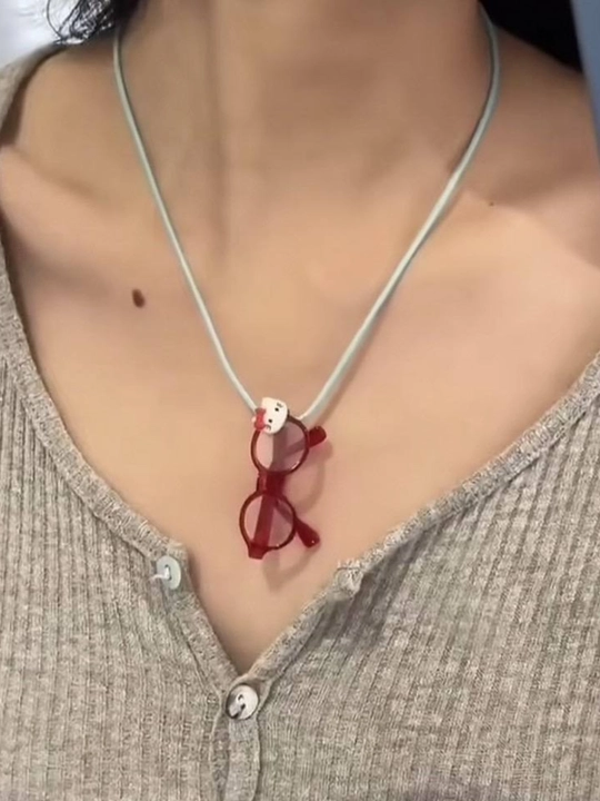 Ayollar zanjiri, marjon, "Hello Kitty ko‘zoynak" y2k, dofamin uslubi