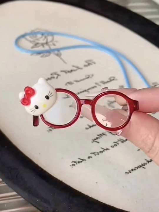 Ayollar zanjiri, marjon, "Hello Kitty ko‘zoynak" y2k, dofamin uslubi