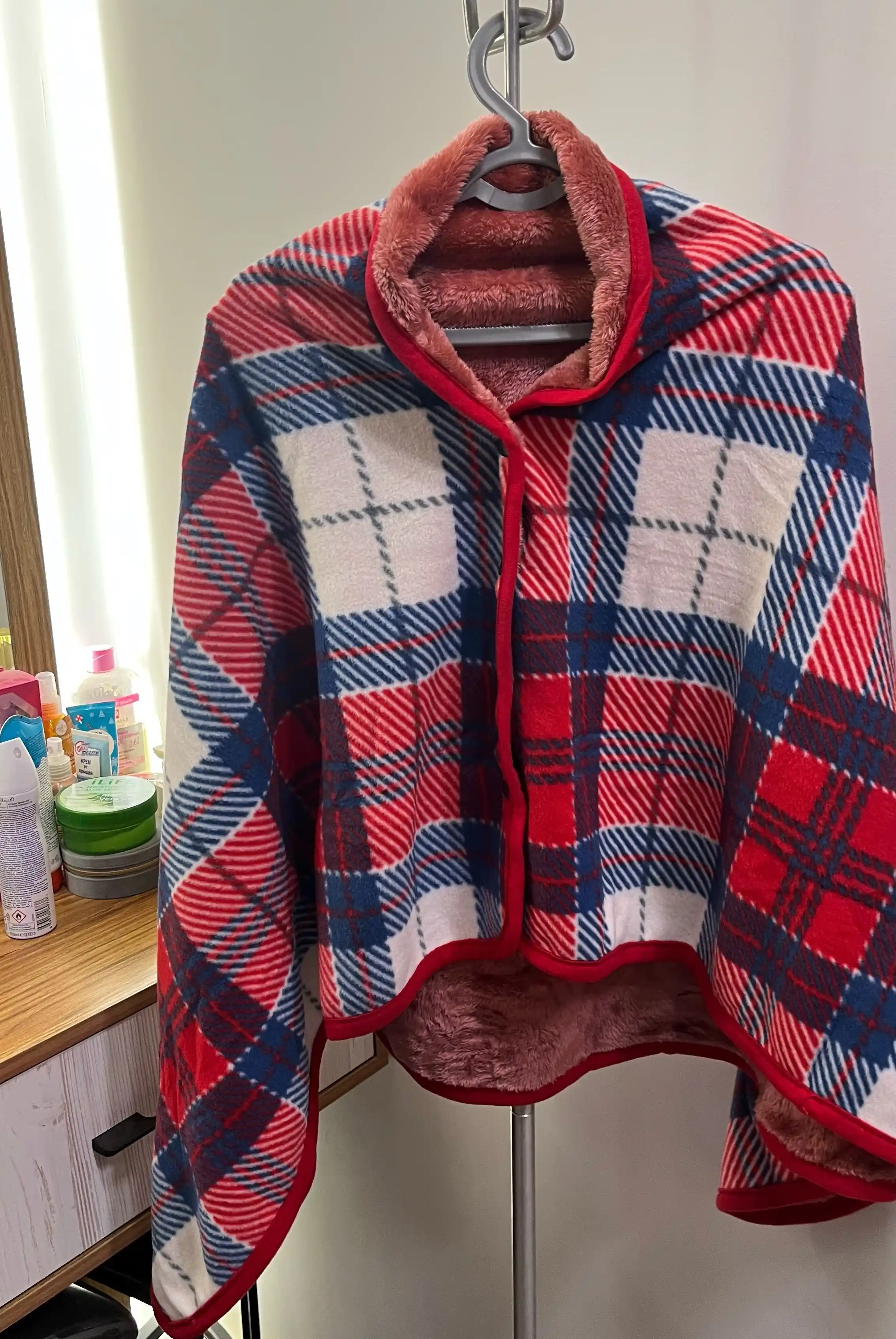 Ikki tomonlama tugmachali pled poncho