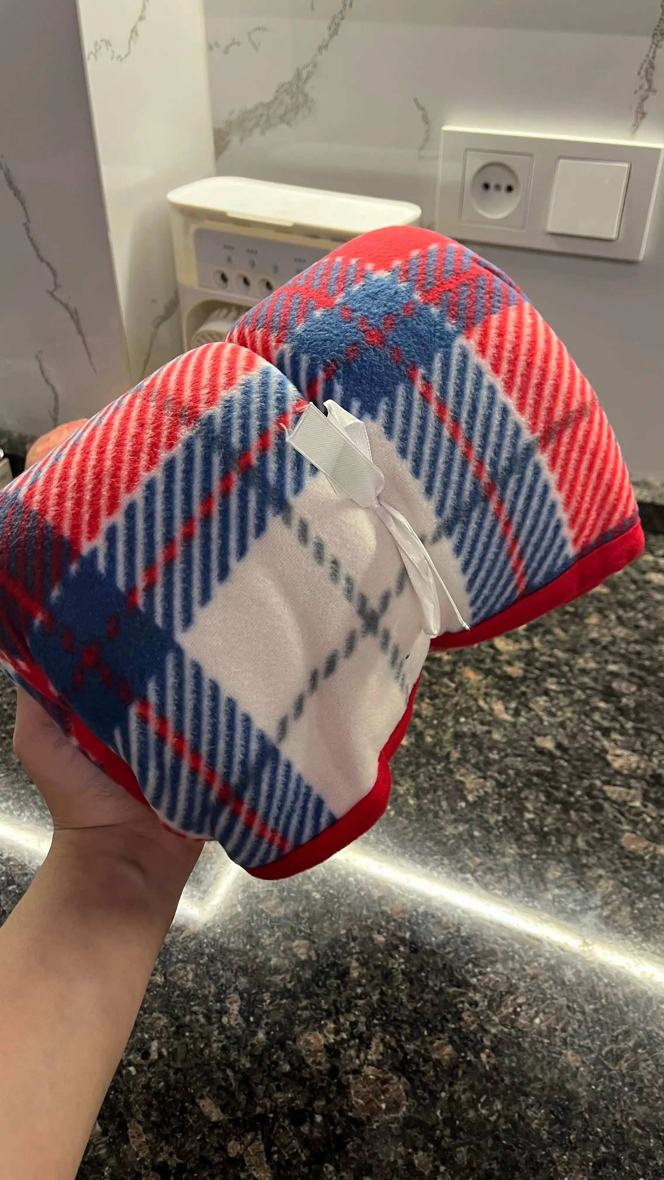 Ikki tomonlama tugmachali pled poncho