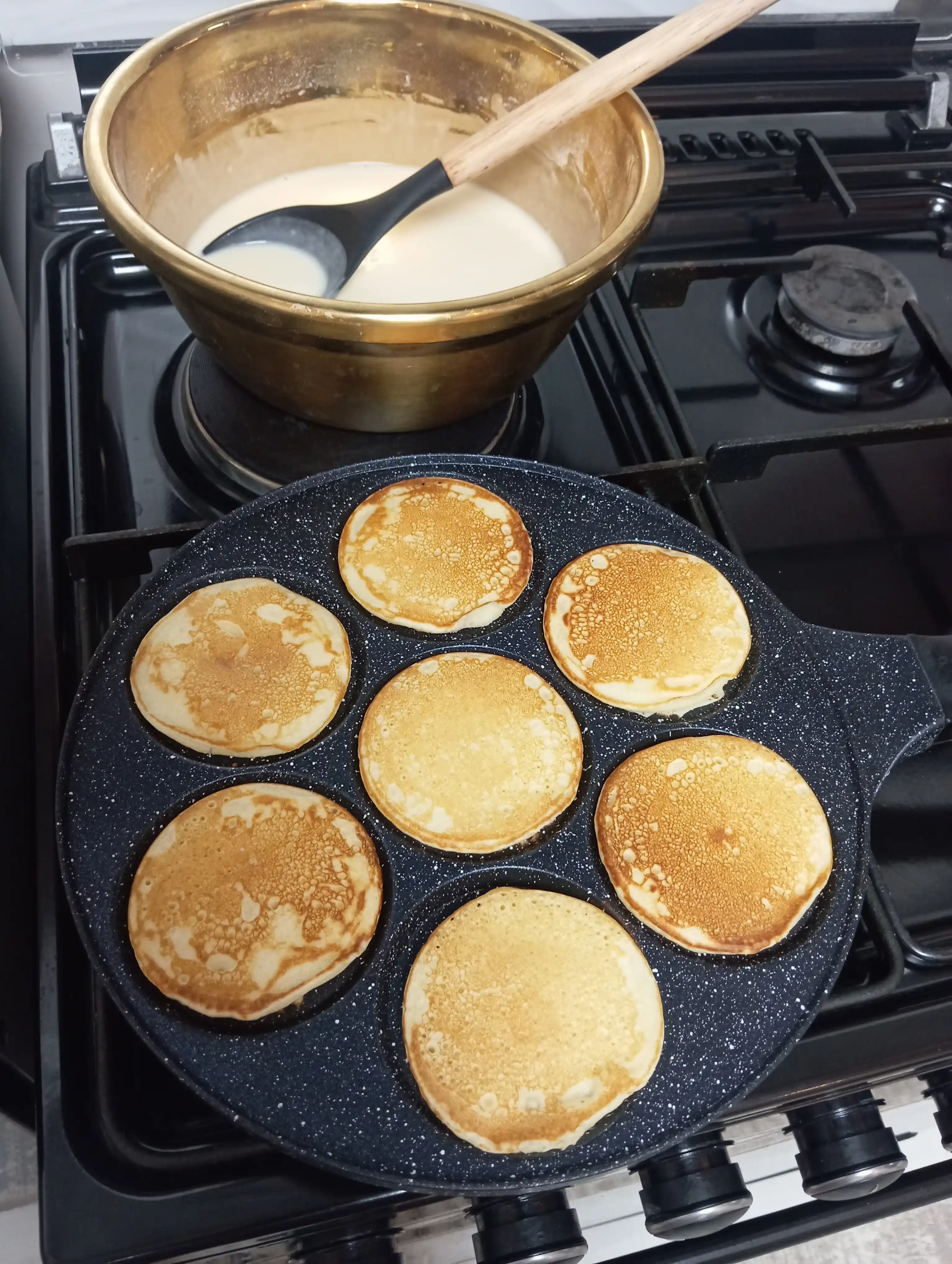 Omlet va tuxum pishirish uchun mo'jallangan tova