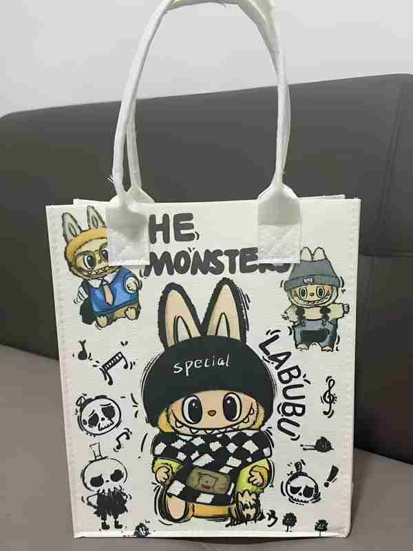 Yopishqoq shilimshiq hayajonlangan mushukdan oqadi Voyaga etgan odamlarning gozal jinsiy aloqasi