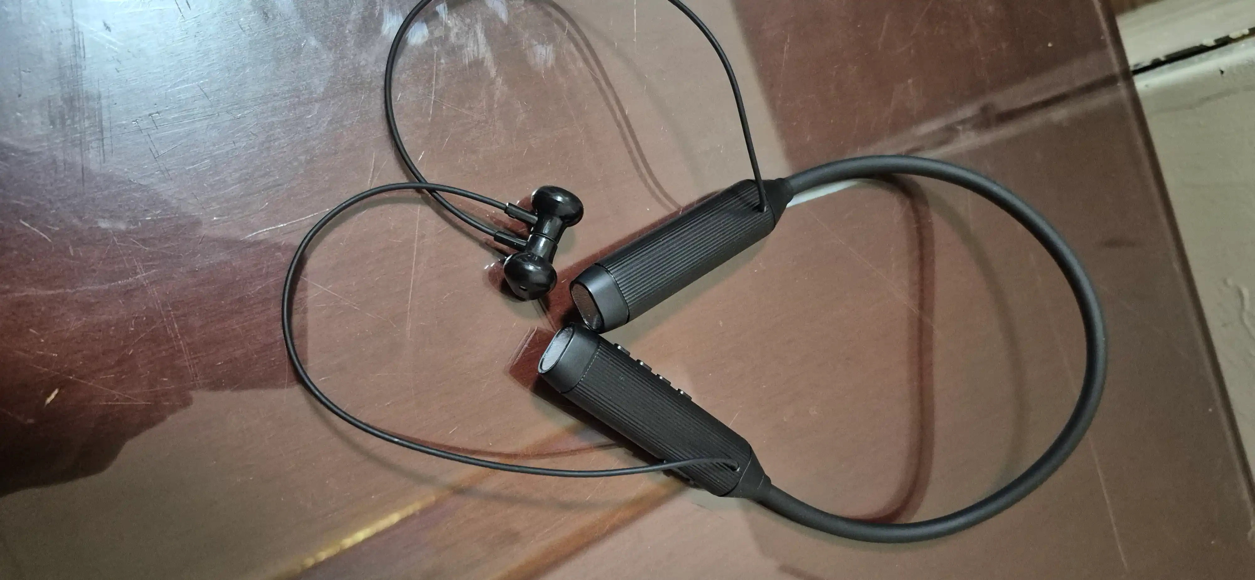 Simsiz sport minigarnituralari, bo'yin jantali, raqamli displey, Bluetooth BT-107, magnit