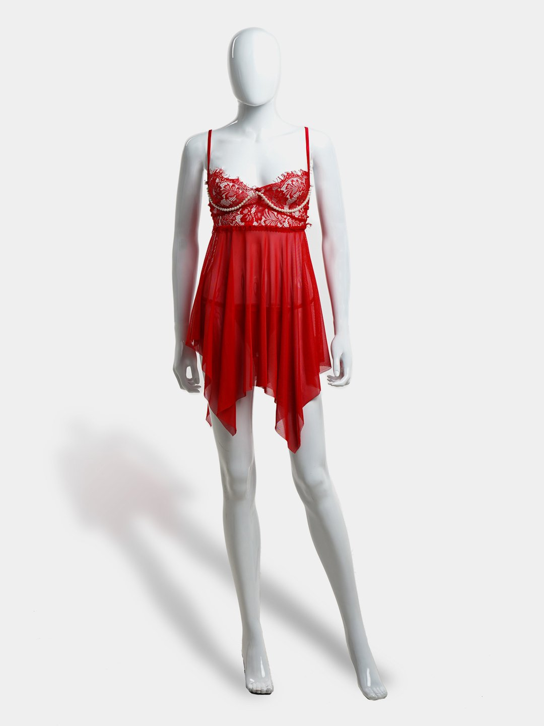 Ochiq poyabzalda ayollar oyoqlarining fotosurati Ochiq poyabzalda ayollar oyoqlarining fotosurati