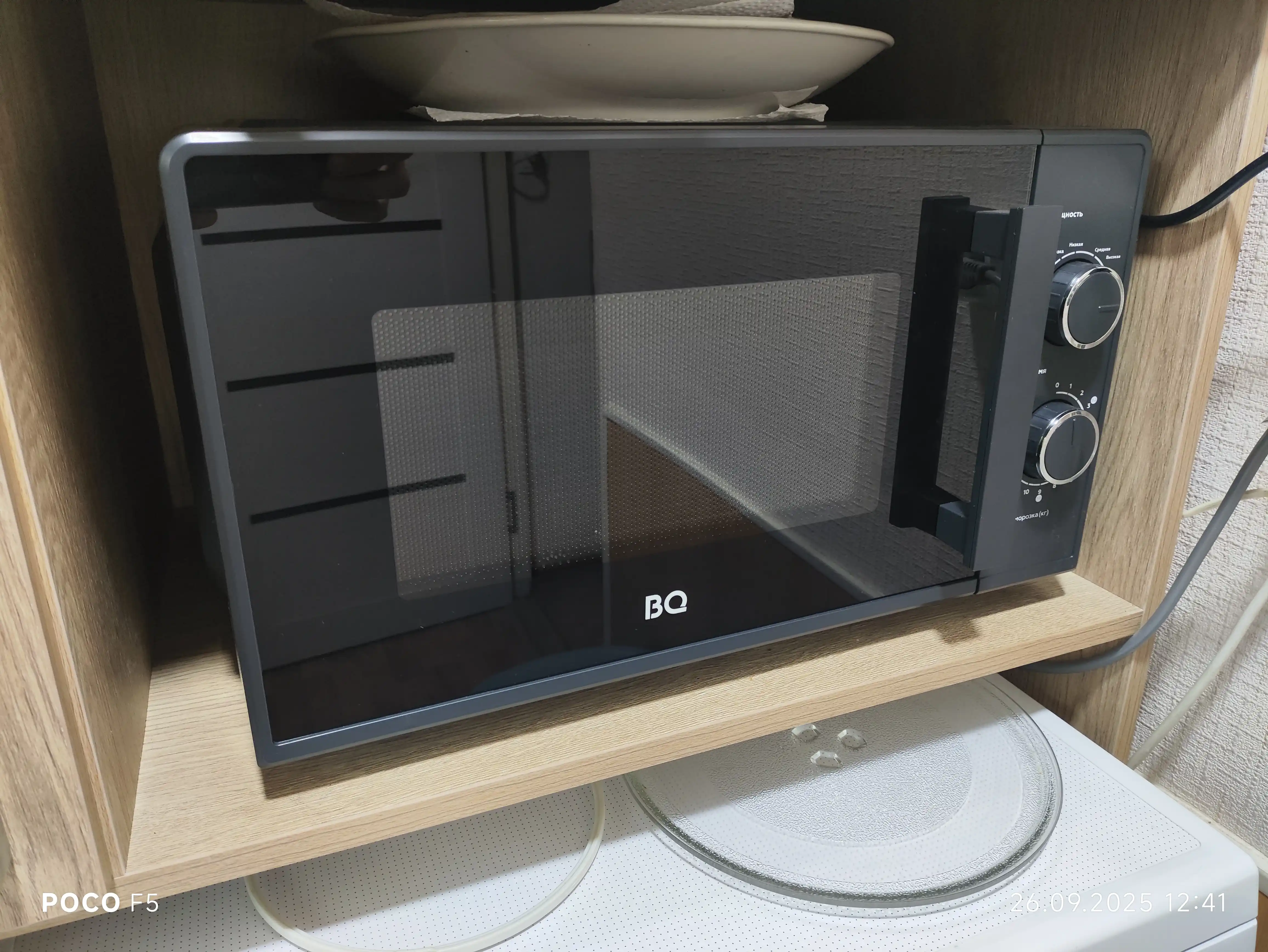 Mikroto'lqinli pech BQ MWO-23019SM, 23 litrli, quvvati 900 Vt