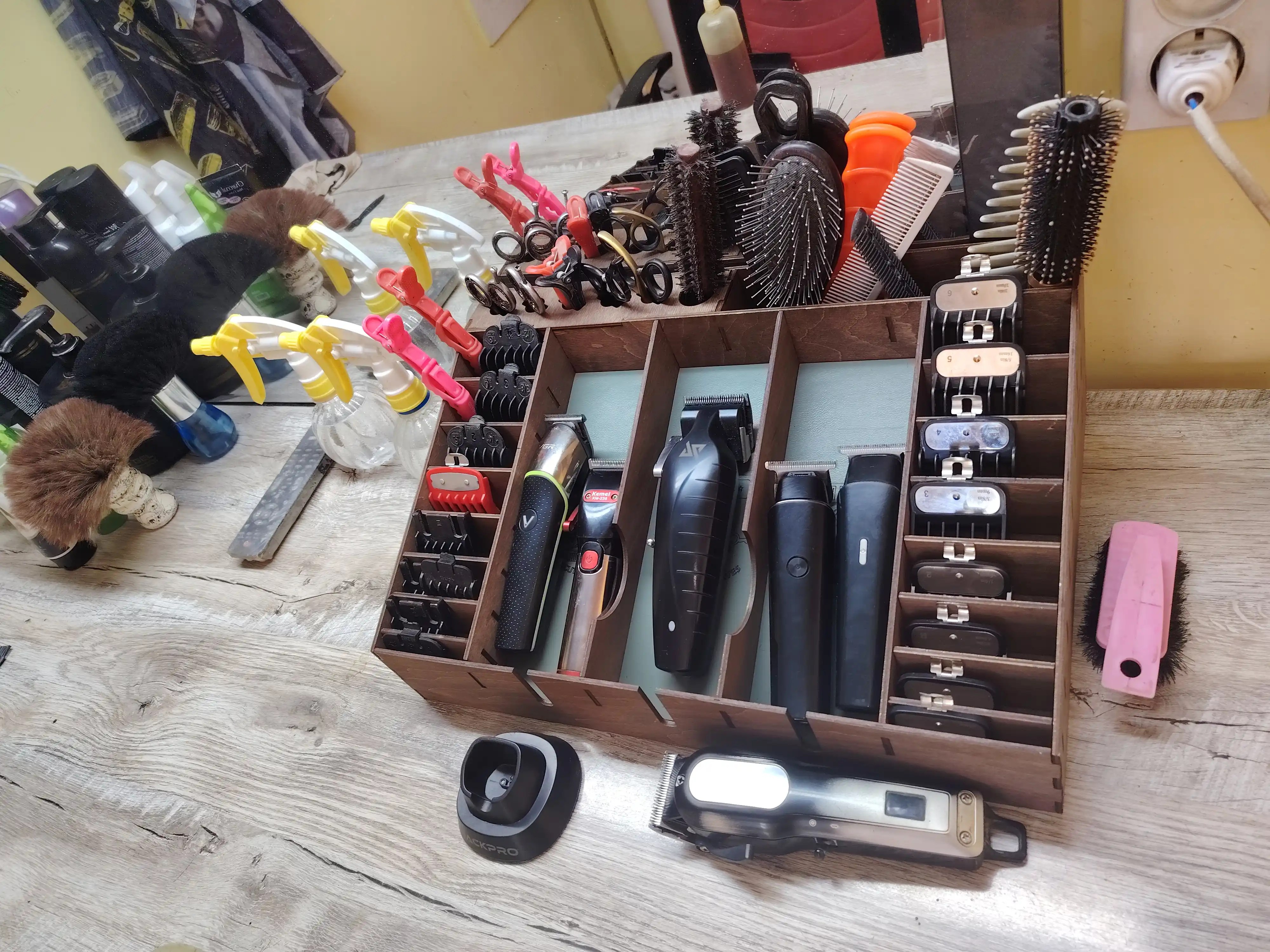Sartaroshlar uchun stend, Barber