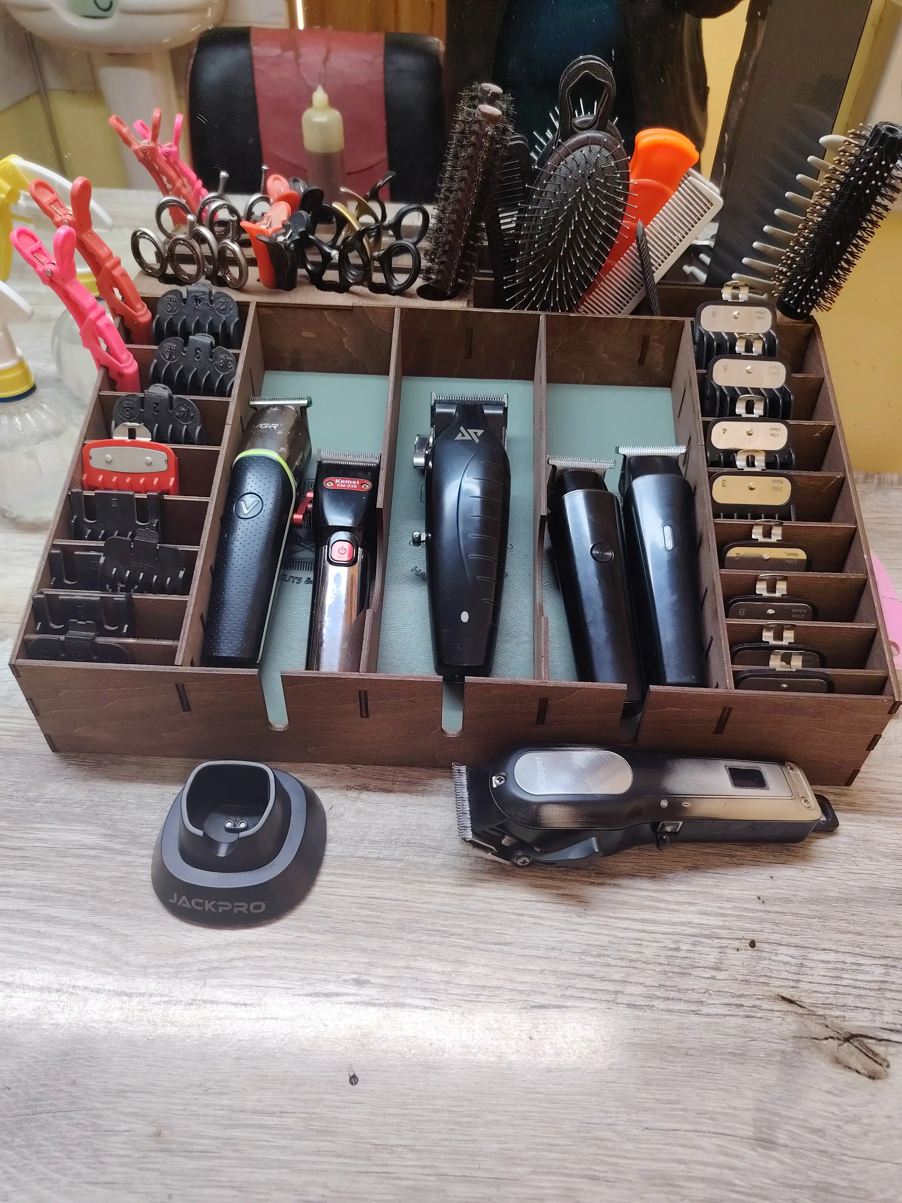 Sartaroshlar uchun stend, Barber
