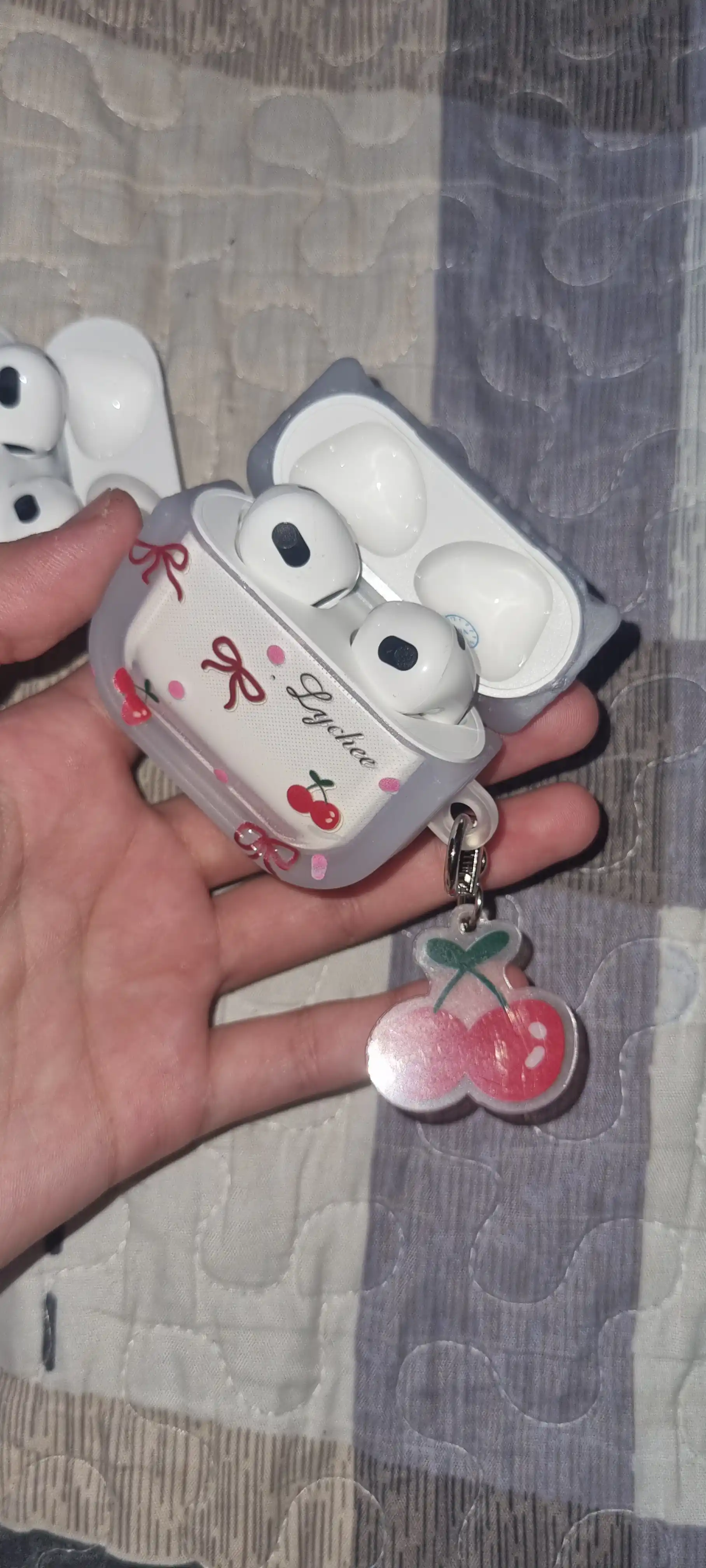 Чехол для AirPods с вишенками и бантиками