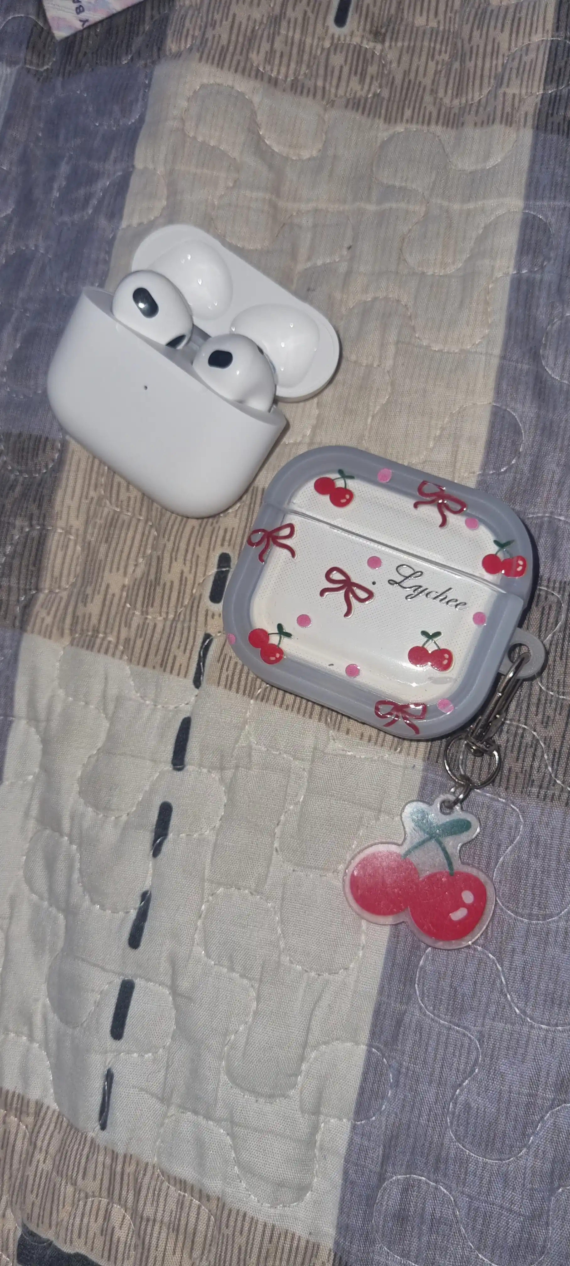 Чехол для AirPods с вишенками и бантиками