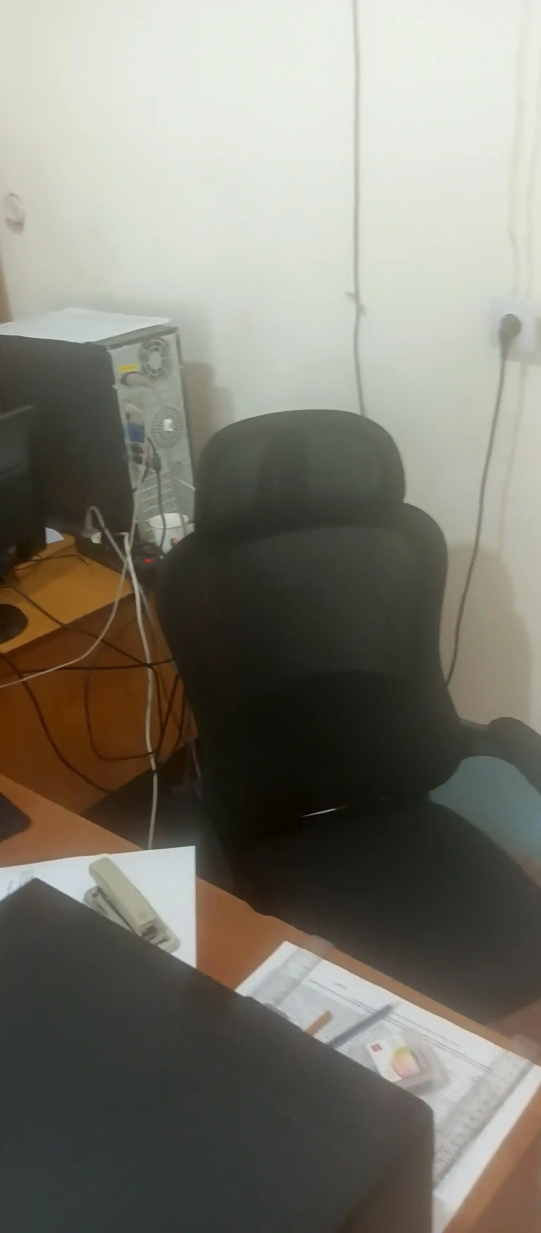 Orqa suyanchig‘i va bosh suyanchig‘i to‘rdan iborat CLERO ofis kreslosi, 120 kg gacha yuk ko‘taradi