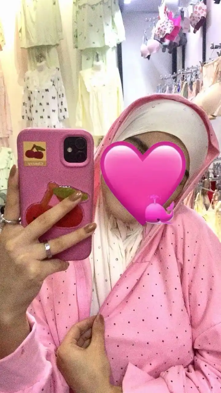 iPhone 11/12/13/14/15/16 Pro/ProMax uchun 3D stikerli yoqimli silikon g‘ilof