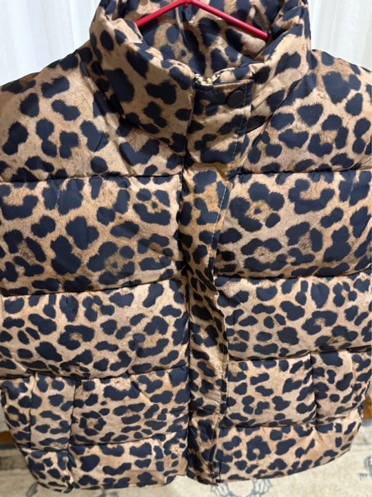 Leopard naqshli issiq va qulay nimcha – qizaloqlaringiz uchun zamonaviy tanlov