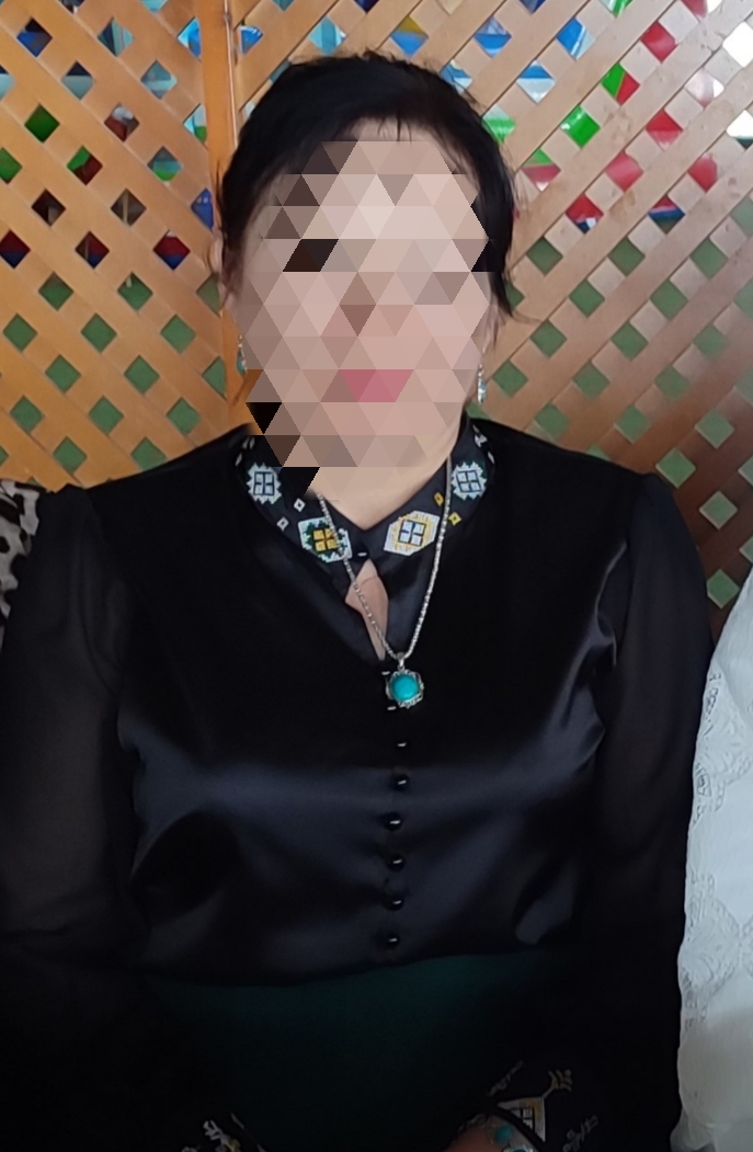 Yoqasiga milliy kashta tikilgan shifon va atlasdan tikilgan nafis ayollar bluzkasi