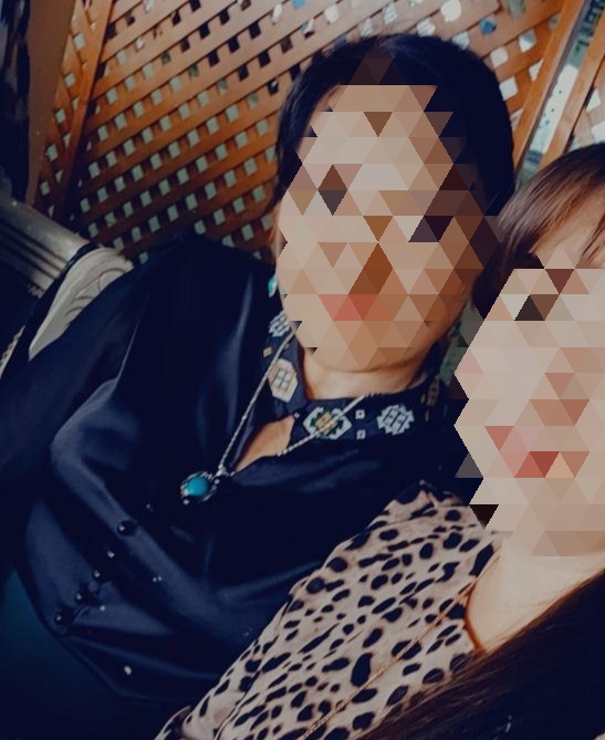 Yoqasiga milliy kashta tikilgan shifon va atlasdan tikilgan nafis ayollar bluzkasi