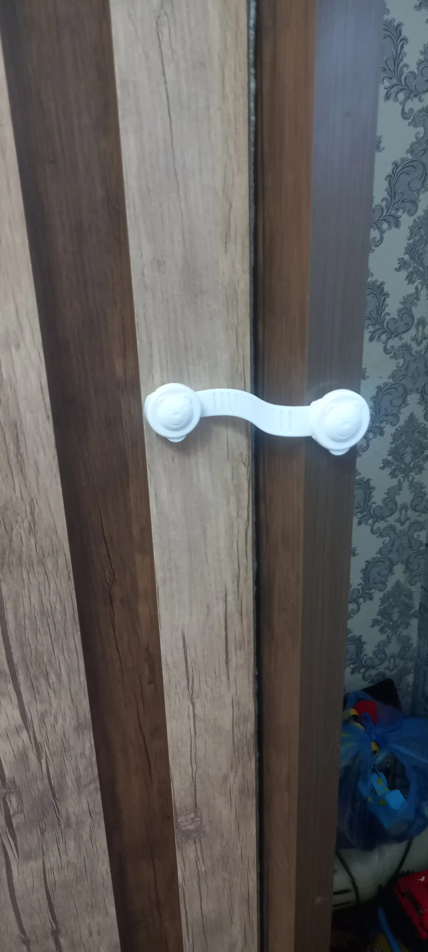 Mebel eshiklari va tortmalari uchun blokirator, bolalar uchun