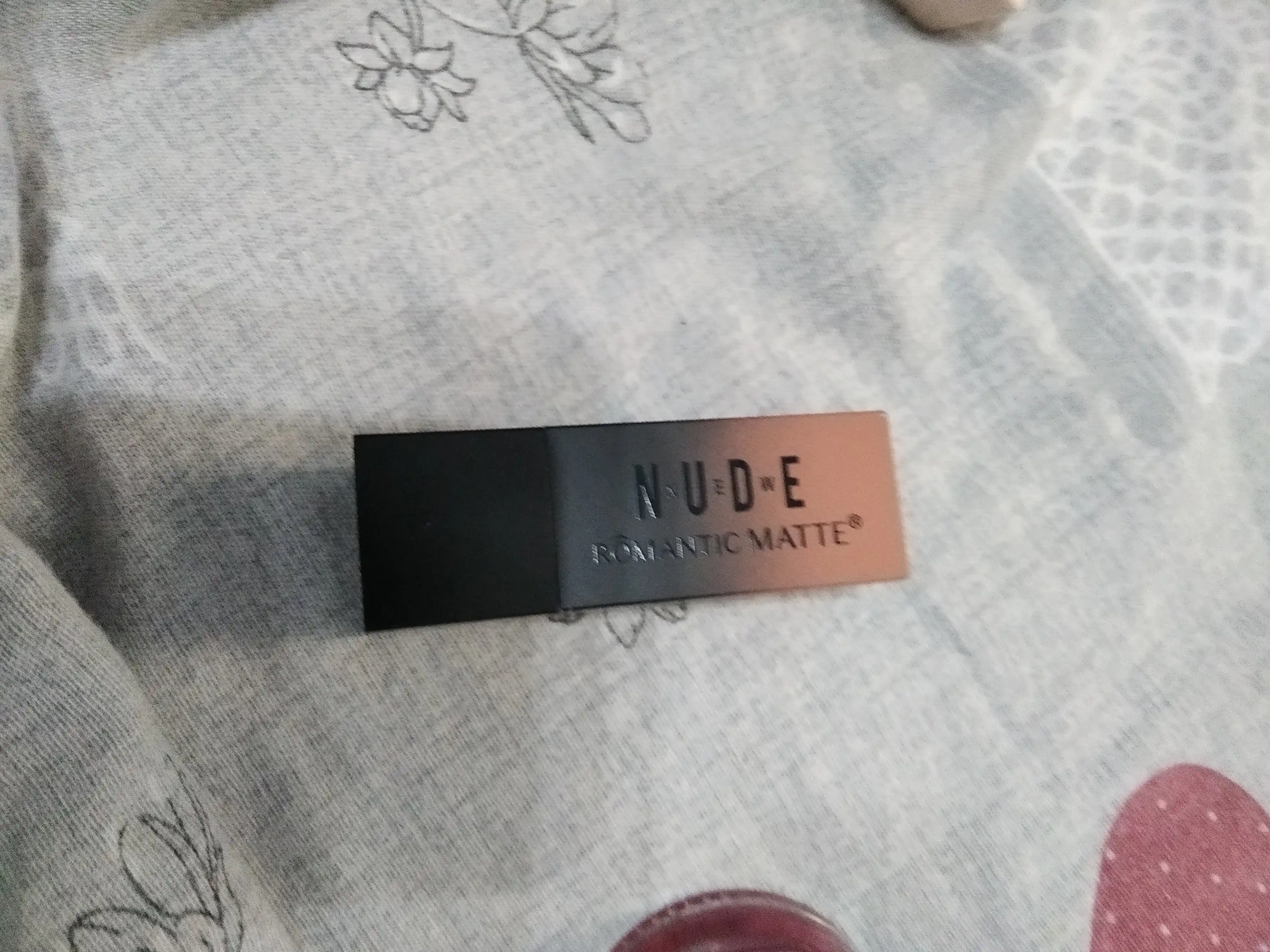 "NUDE" xira lab bo‘yog‘i