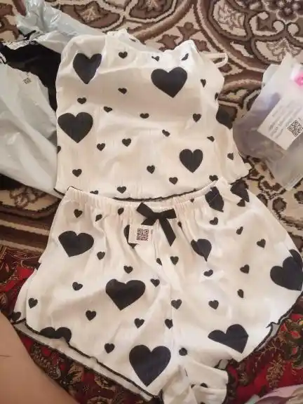 Ayollar uchun uy kiyimi: yurakcha naqshli shortik va top bilan pijama komplekt