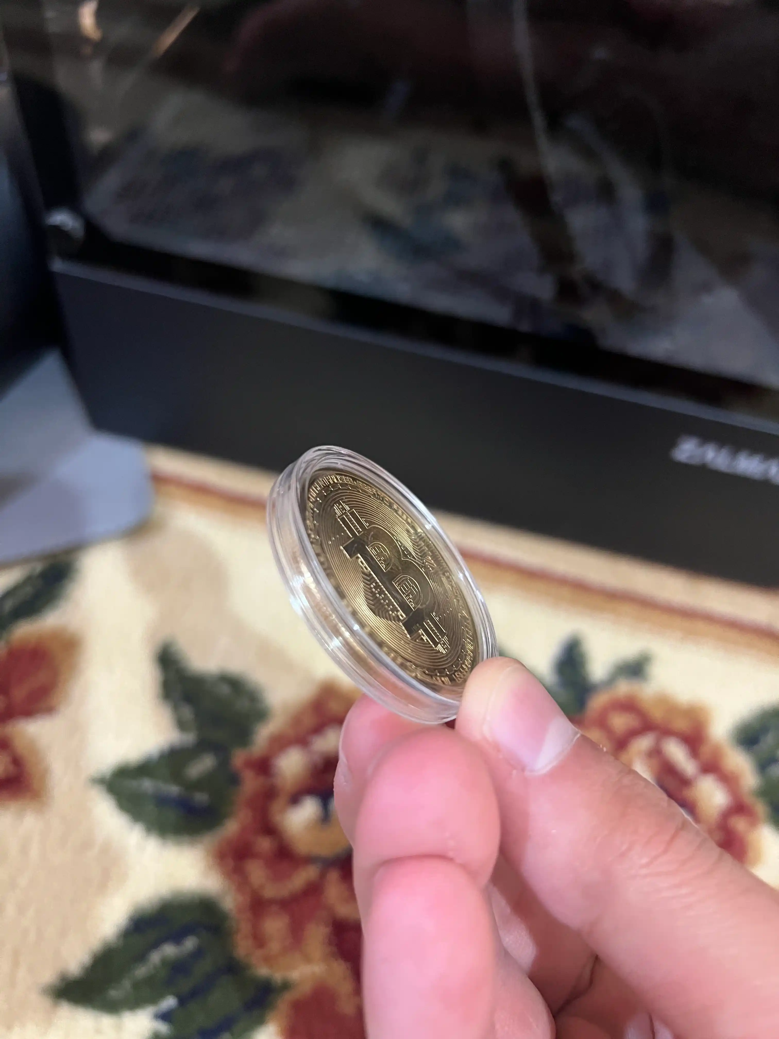 Suvenir "Bitcoin" tangasi, kriptovalyuta plastik idishda