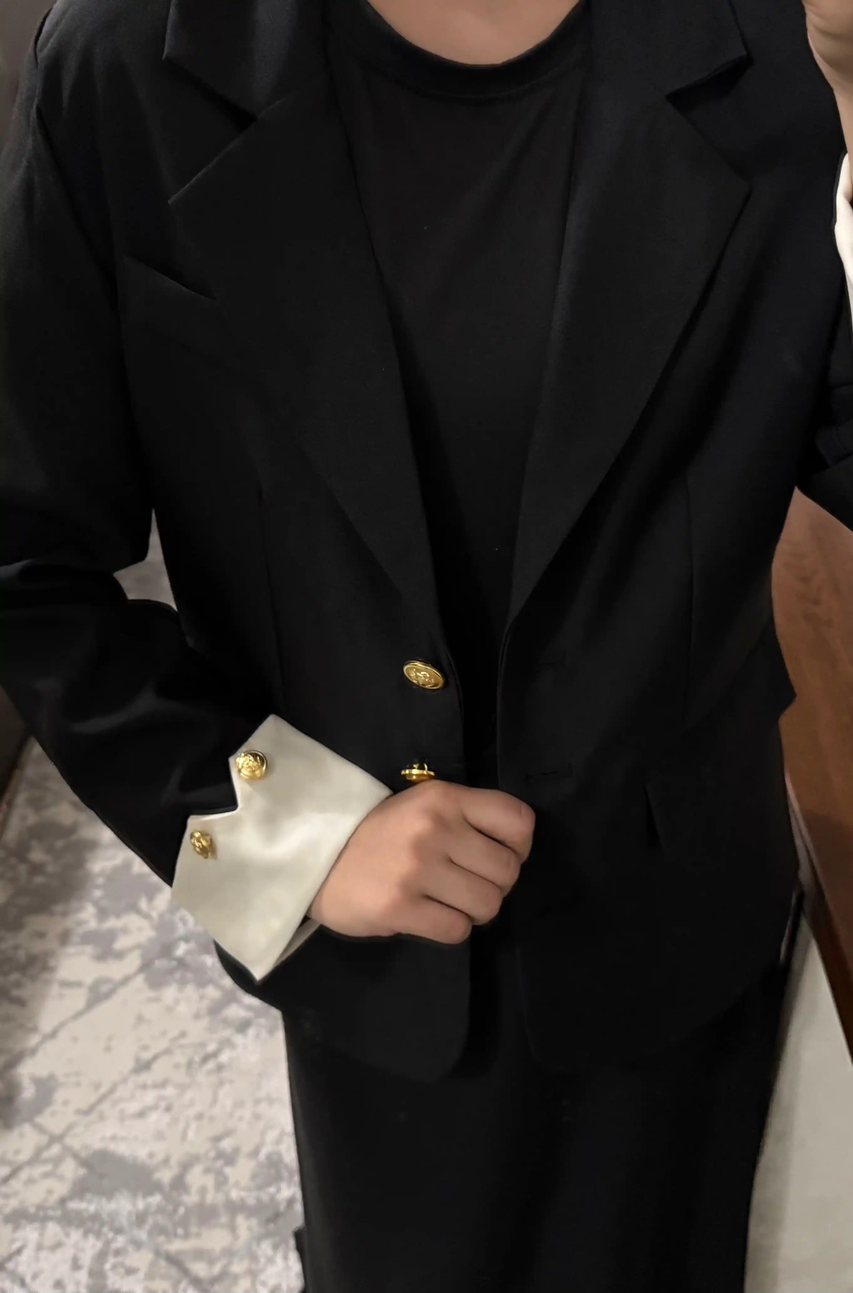 Ayollar klassik pidjagi - ishbilarmonlik va kundalik ko‘rinish uchun zamonaviy ofis blazer