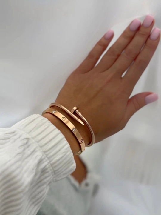 Cartier браслет , не темнеет