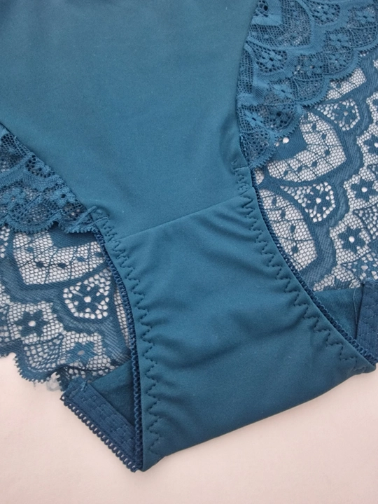 Ayollar trusilari katta o'lcham XL–3XL, poliamid krujevali, o‘rtacha o‘tirish (posadka)