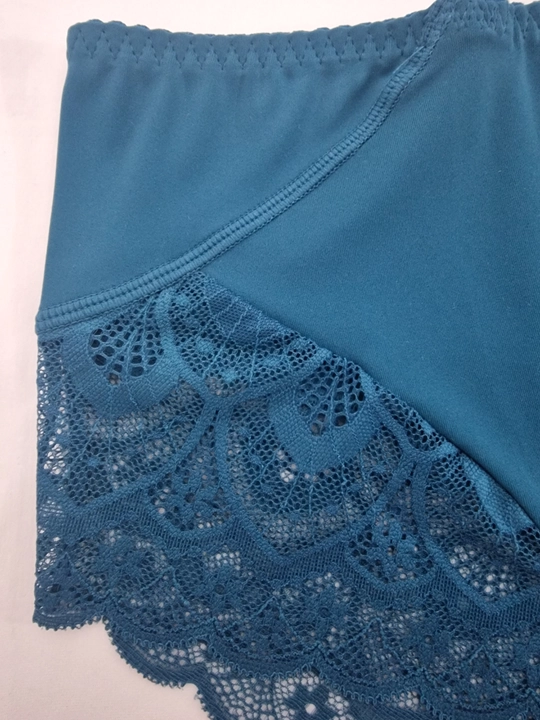 Ayollar trusilari katta o'lcham XL–3XL, poliamid krujevali, o‘rtacha o‘tirish (posadka)