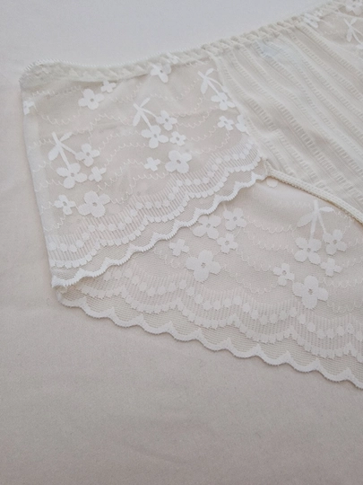 Ayollar trusilari katta razmer 2XL–4XL, poliamid krujevali, o‘rtacha o‘tirish (posadka)