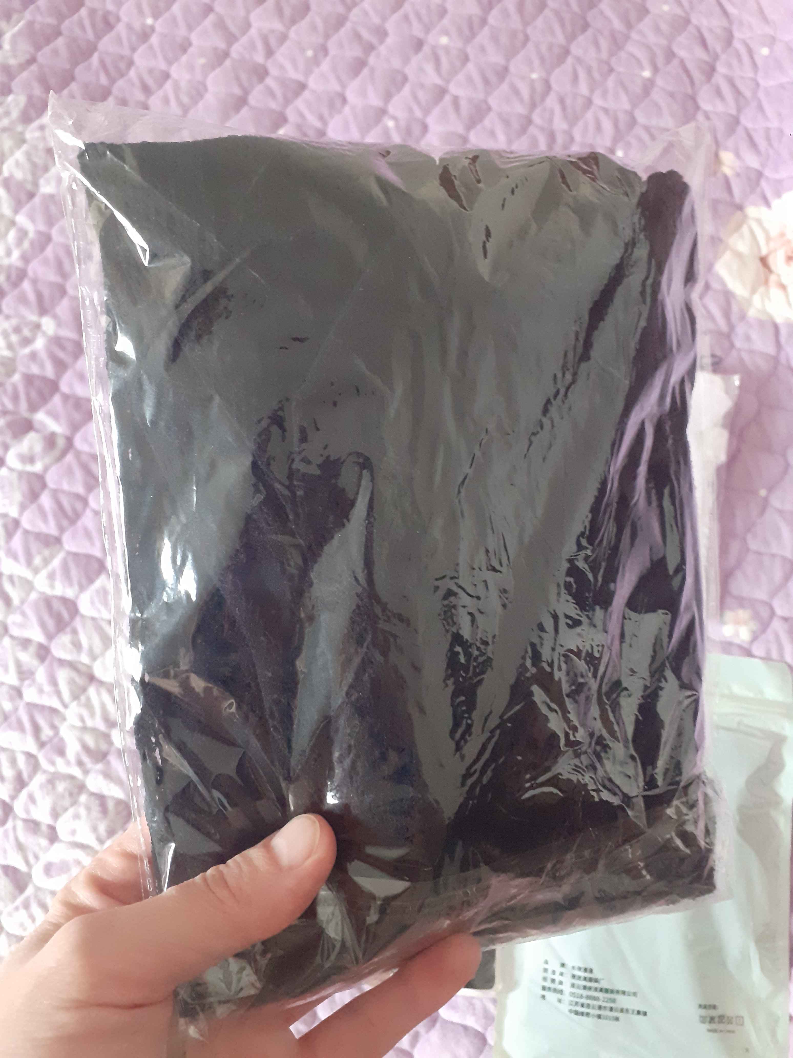 Oyoqlarni sorish, oyoq fetish jinsiy aloqasini tomosha qilish Oziq-ovqat bilan yalangoch qiz