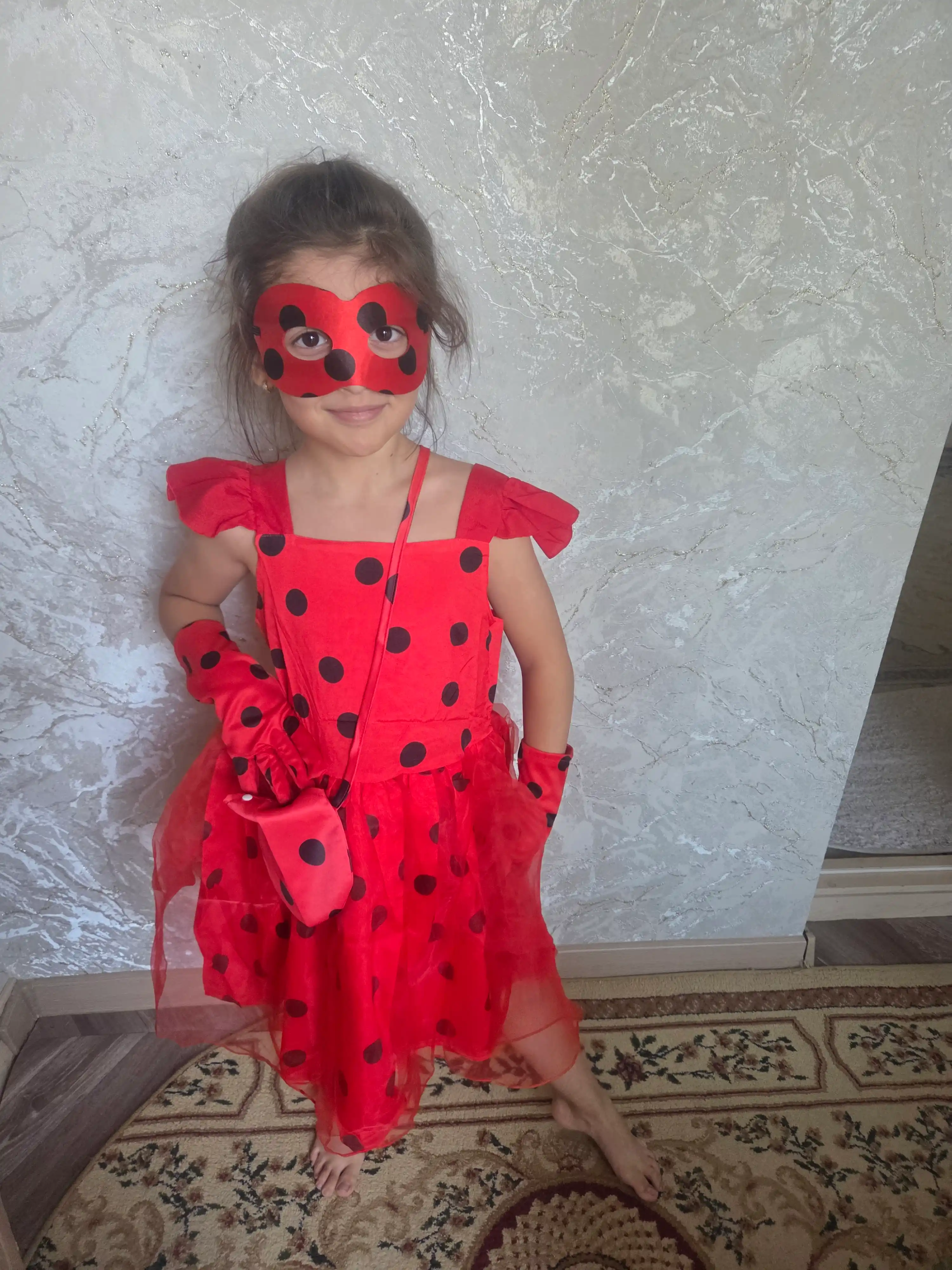 Qizlar uchun liboslar va kostyumlar: Lady Bug, Elza, Jasmin, Malika Safiya, K-pop Hunter X