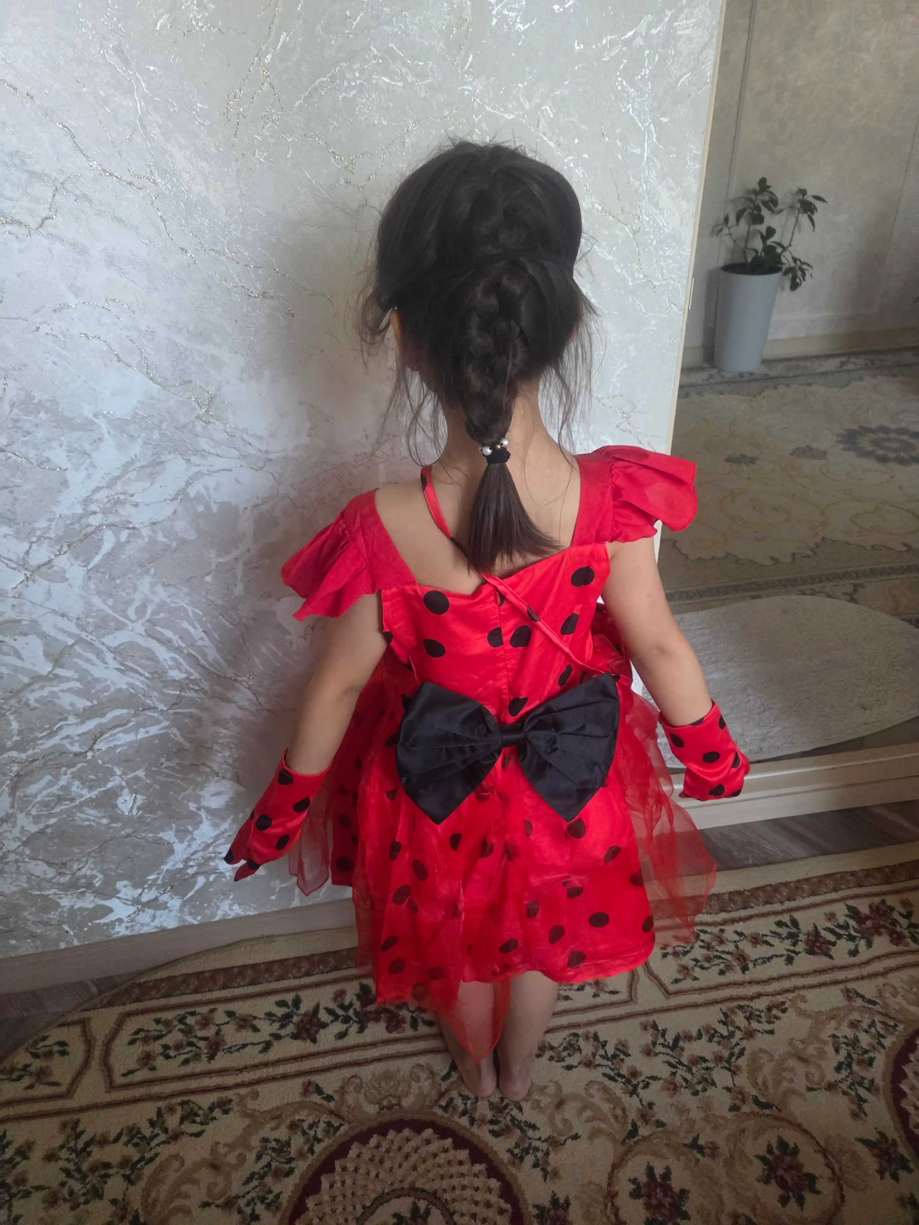 Qizlar uchun liboslar va kostyumlar: Lady Bug, Elza, Jasmin, Malika Safiya, K-pop Hunter X