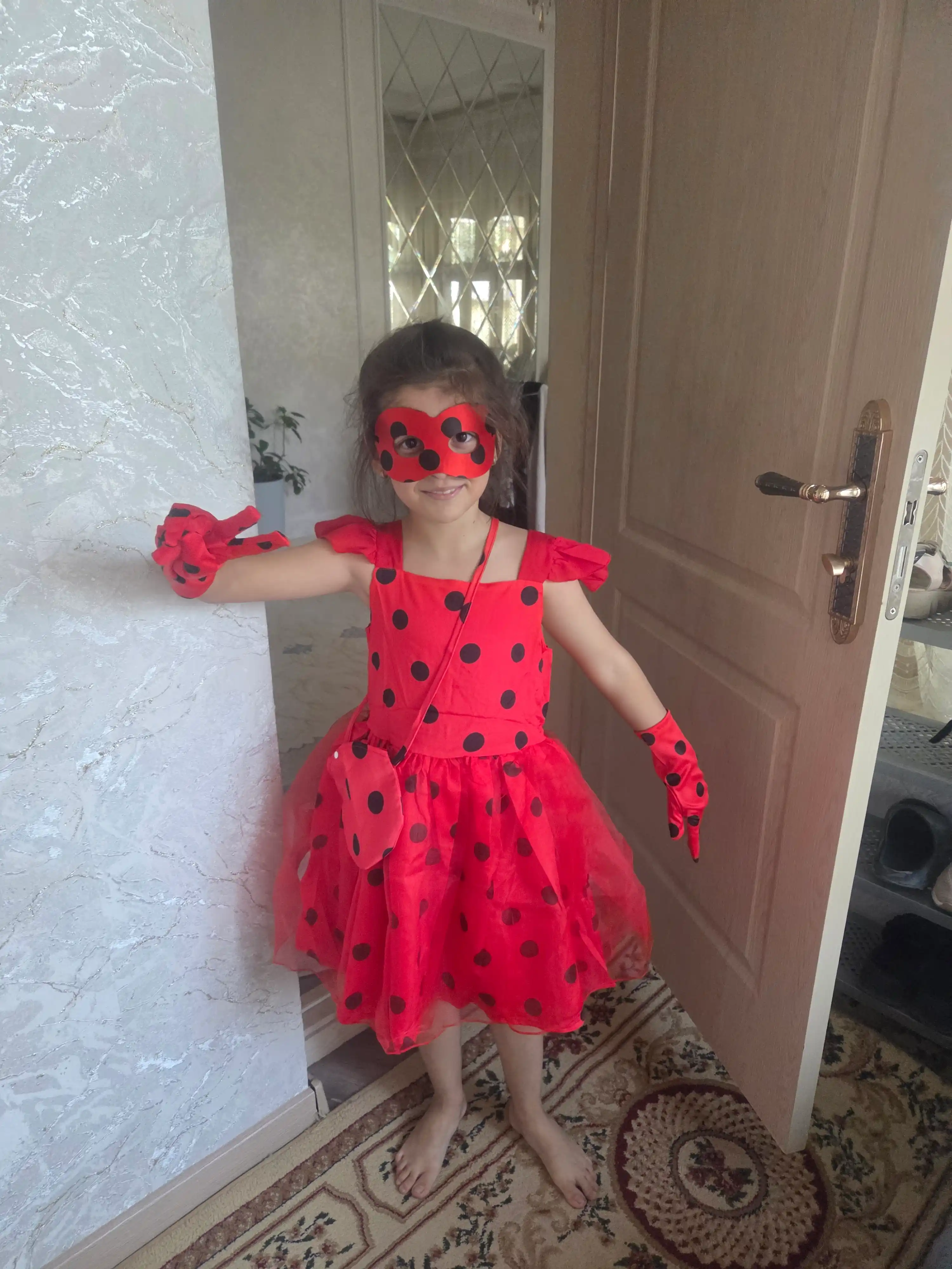 Qizlar uchun liboslar va kostyumlar: Lady Bug, Elza, Jasmin, Malika Safiya, K-pop Hunter X