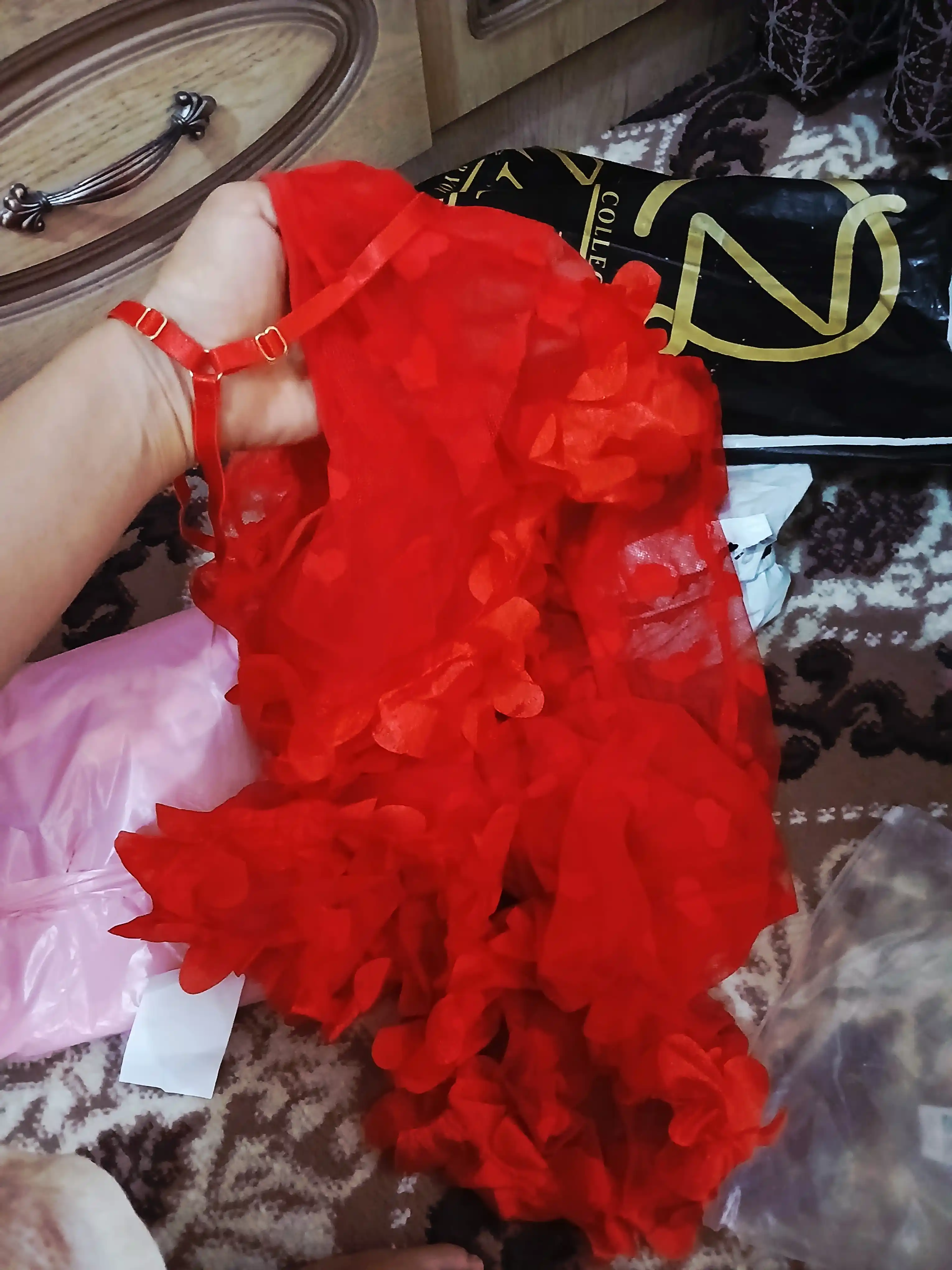 Ayollar uchun to‘rli tungi ko‘ylak, penyuar va uy kiyimi, uyqu uchun pijama