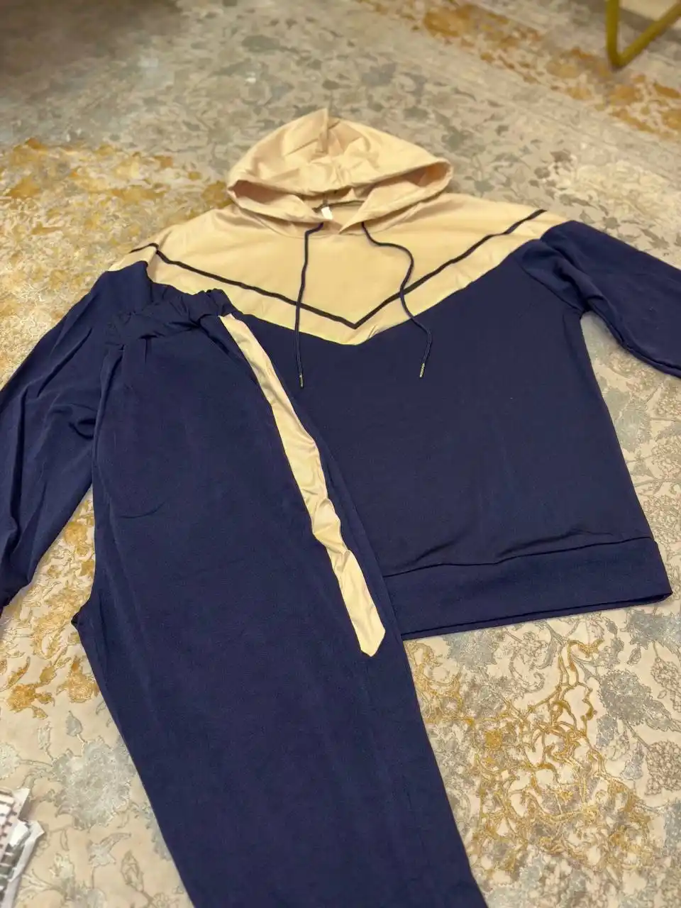 Ayollar uchun sport kostyum 2 tasi 1 da, xudi + shimlar