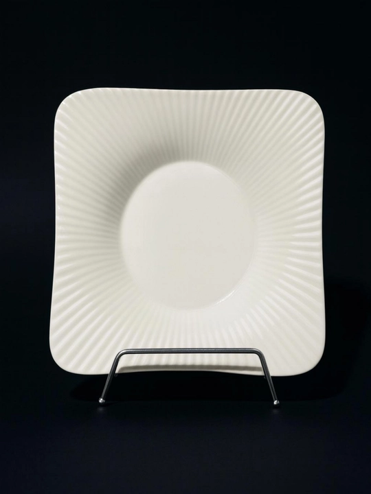 Bo‘rtma naqshli kvadrat tarelka, 20 sm