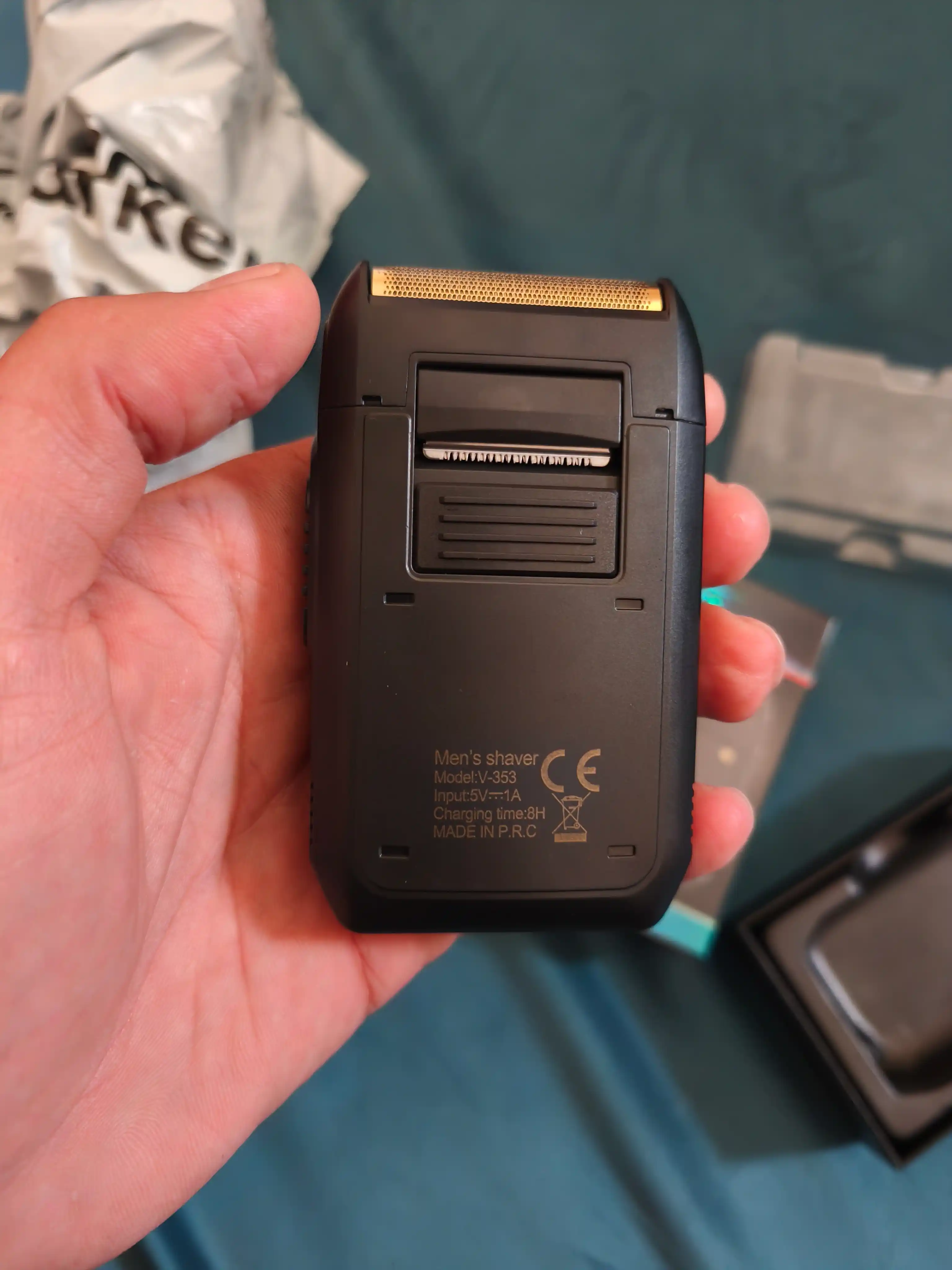 VGR V-353 elektr ustara, o‘rnatilgan trimmer bilan, simsiz portativ sheyver