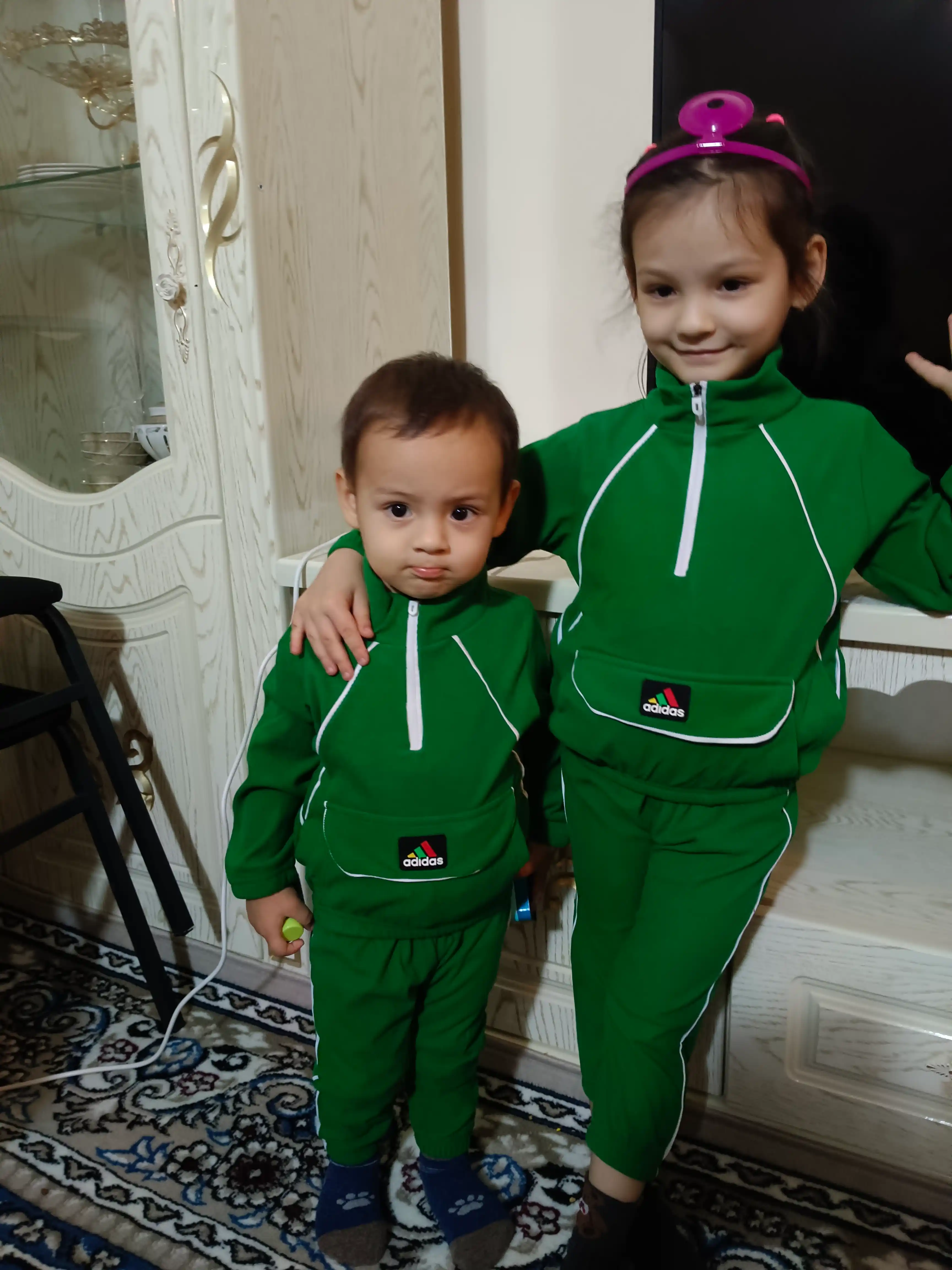 Qizlar va o‘g‘il bolalar uchun velvetdan tikilgan sport kostyumi, 3-5 yosh
