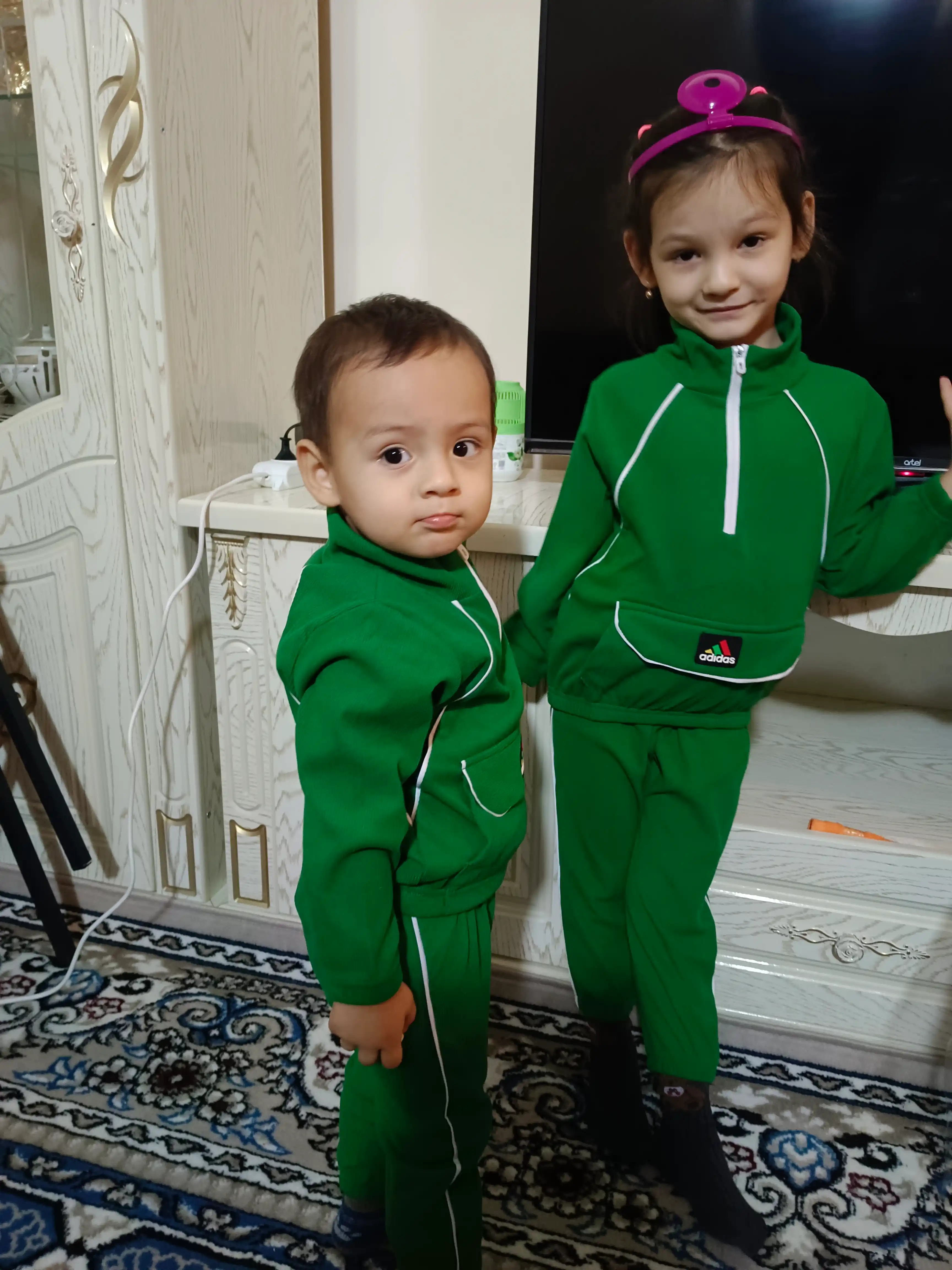 Qizlar va o‘g‘il bolalar uchun velvetdan tikilgan sport kostyumi, 3-5 yosh