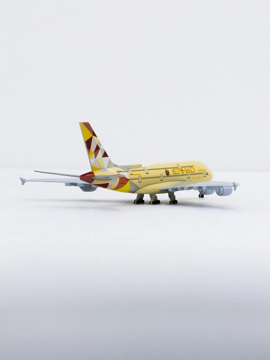 Модель самолёта Airbus A380, Etihad Airways, 20 см, металл+пластик, шасси есть